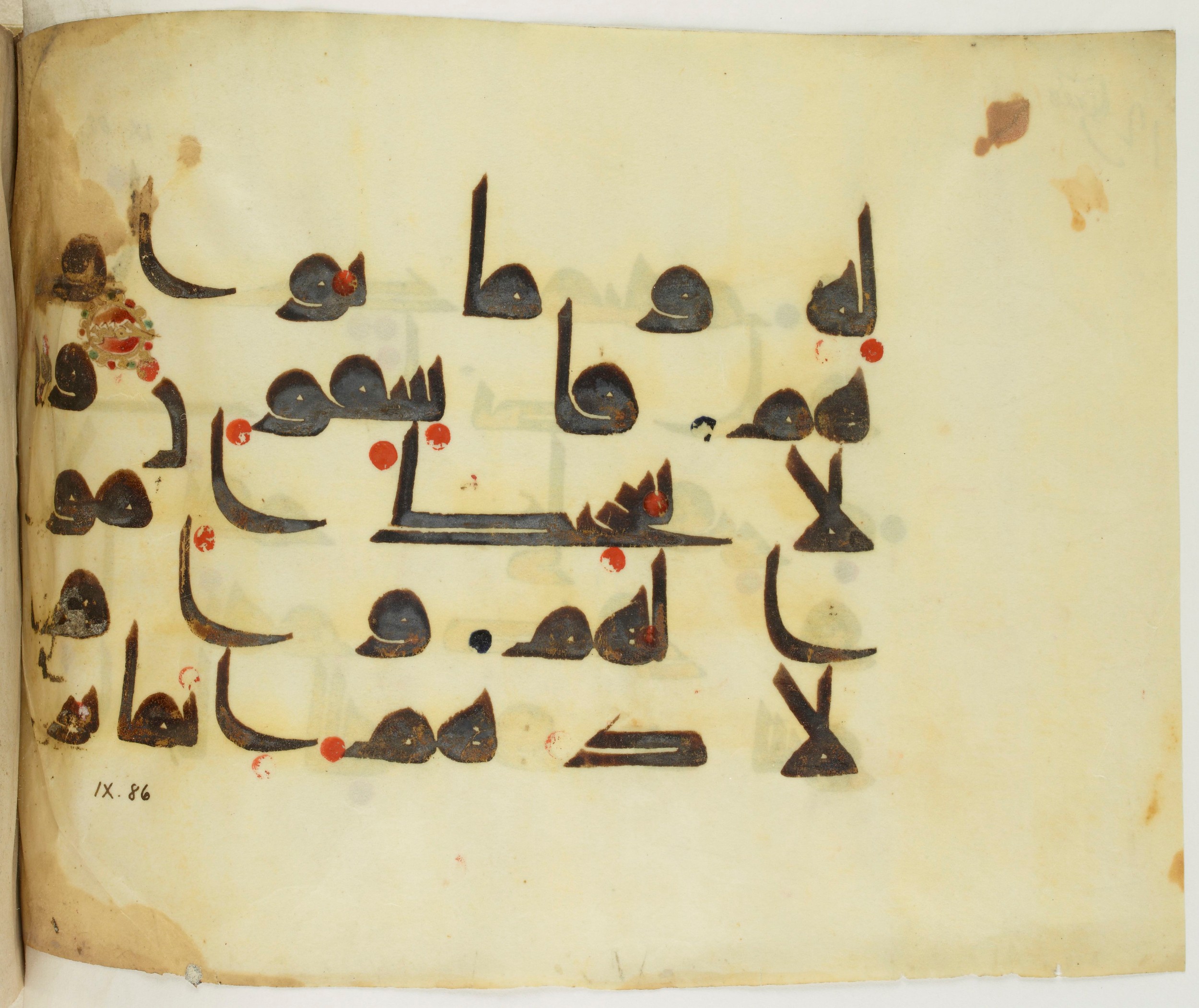 BNF Arabe 351 (Scan 1), in Kufic D.III script, showing Surah 9:85 from Mid 8th to Late 10th Century AD found in Mosque of ʿAmr b. al-ʿĀṣ in Fusṭāṭ (Old Cairo), Egypt, currently housed at Bibliothèque nationale de France, Paris
