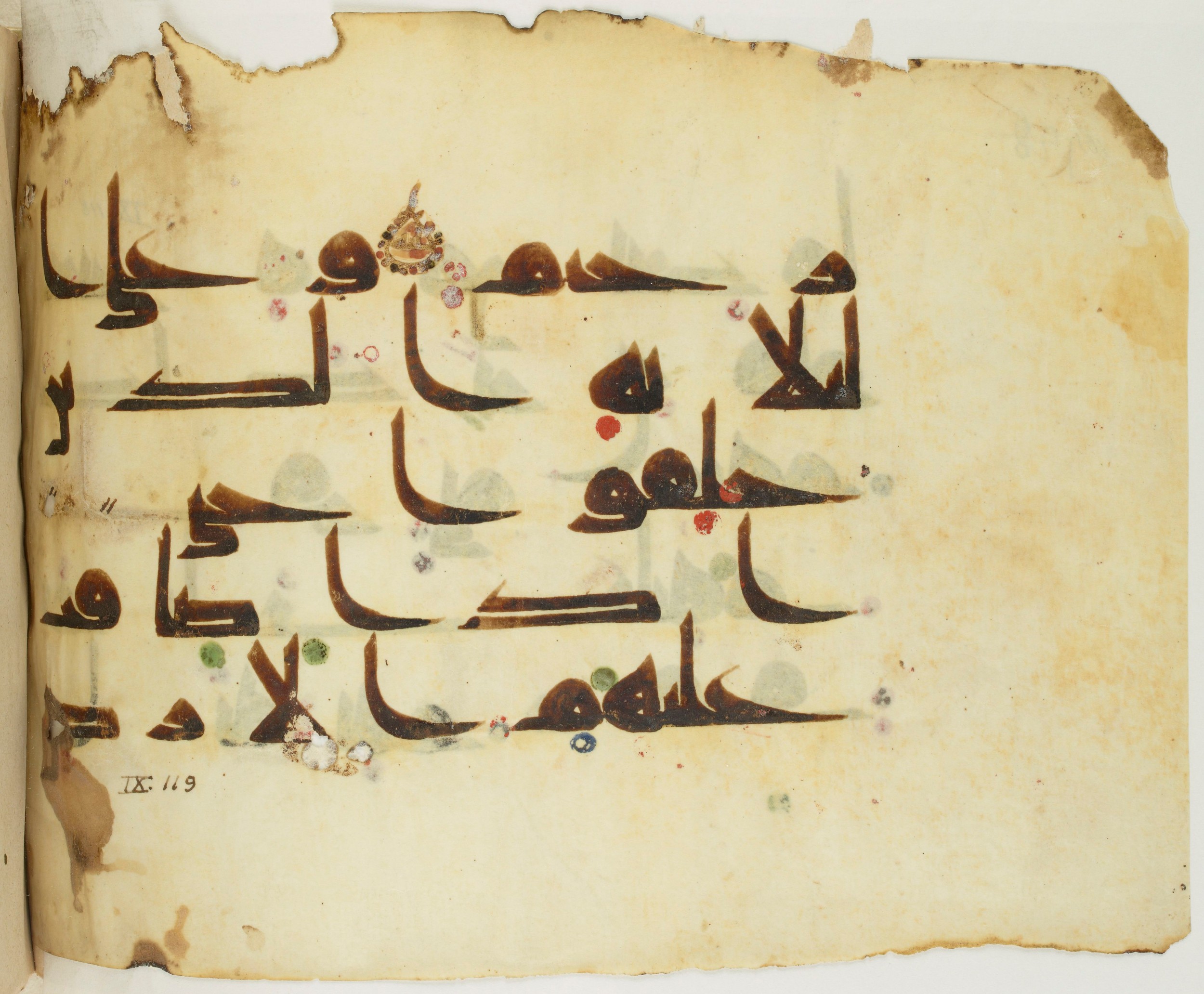 BNF Arabe 351 (Scan 2), in Kufic D.III script, showing Surah 9:117 from Mid 8th to Late 10th Century AD found in Mosque of ʿAmr b. al-ʿĀṣ in Fusṭāṭ (Old Cairo), Egypt, currently housed at Bibliothèque nationale de France, Paris