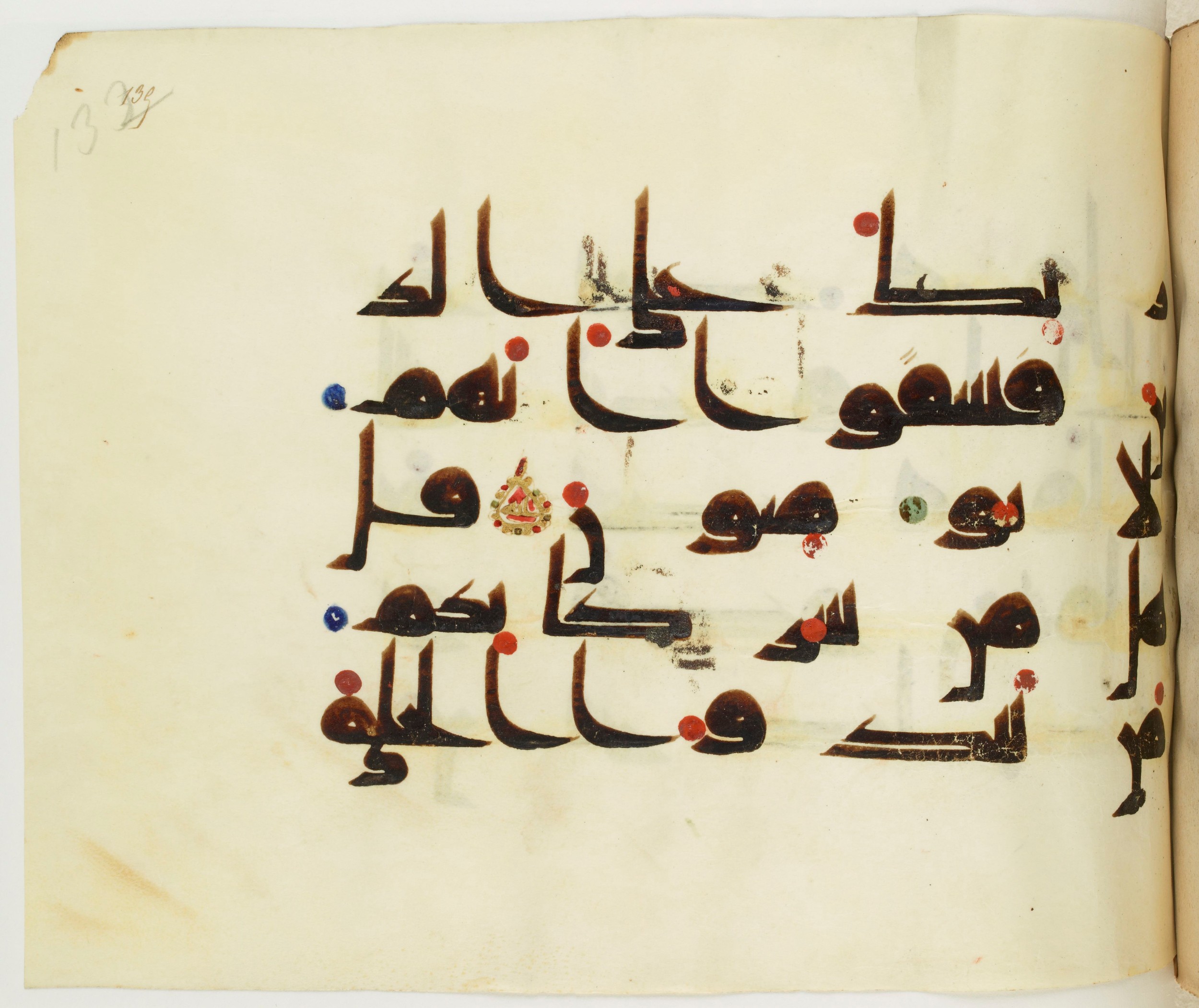 BNF Arabe 351 (Scan 1), in Kufic D.III script, showing Surah 10:34 from Mid 8th to Late 10th Century AD found in Mosque of ʿAmr b. al-ʿĀṣ in Fusṭāṭ (Old Cairo), Egypt, currently housed at Bibliothèque nationale de France, Paris
