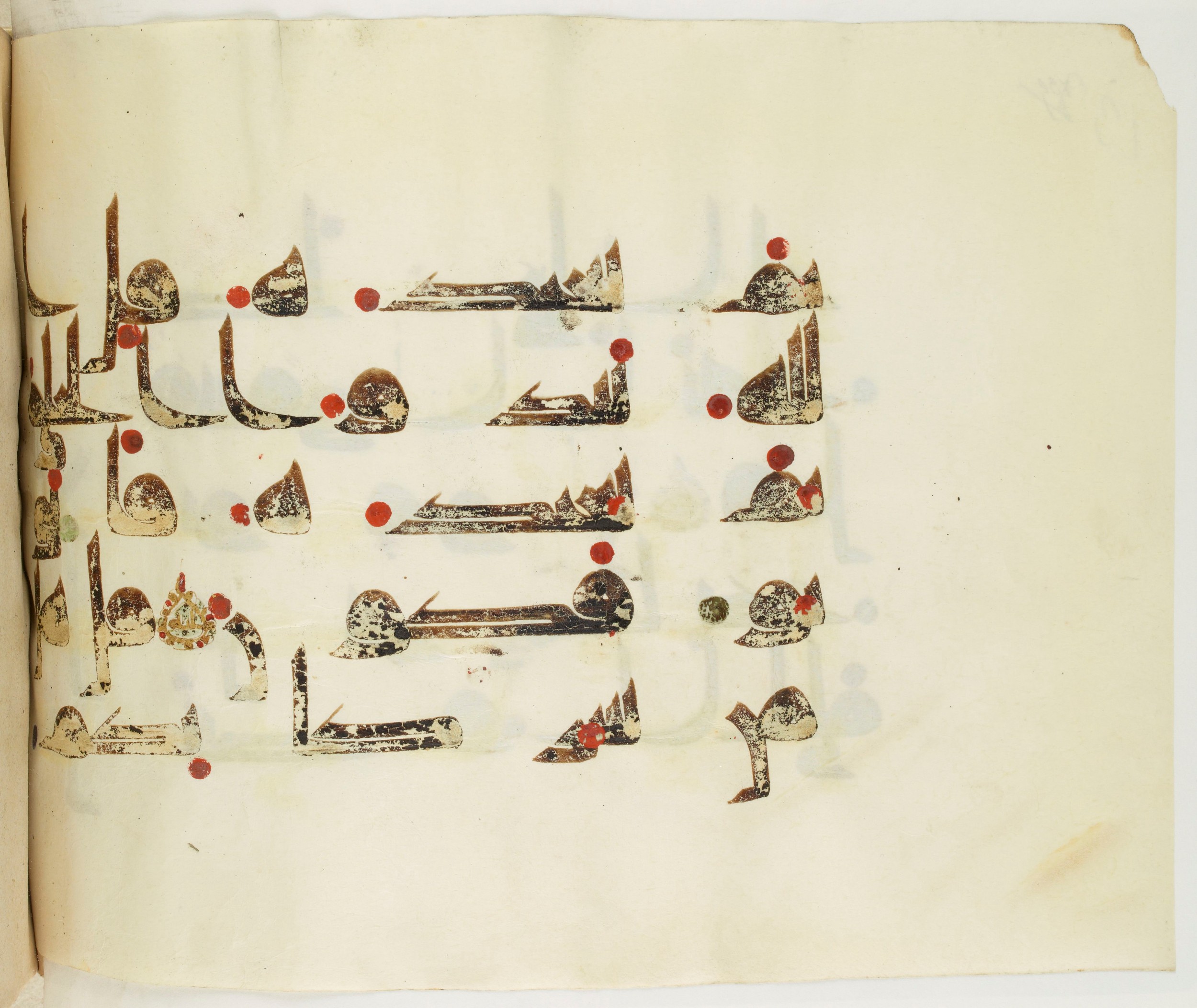 BNF Arabe 351 (Scan 1), in Kufic D.III script, showing Surah 10:35 from Mid 8th to Late 10th Century AD found in Mosque of ʿAmr b. al-ʿĀṣ in Fusṭāṭ (Old Cairo), Egypt, currently housed at Bibliothèque nationale de France, Paris