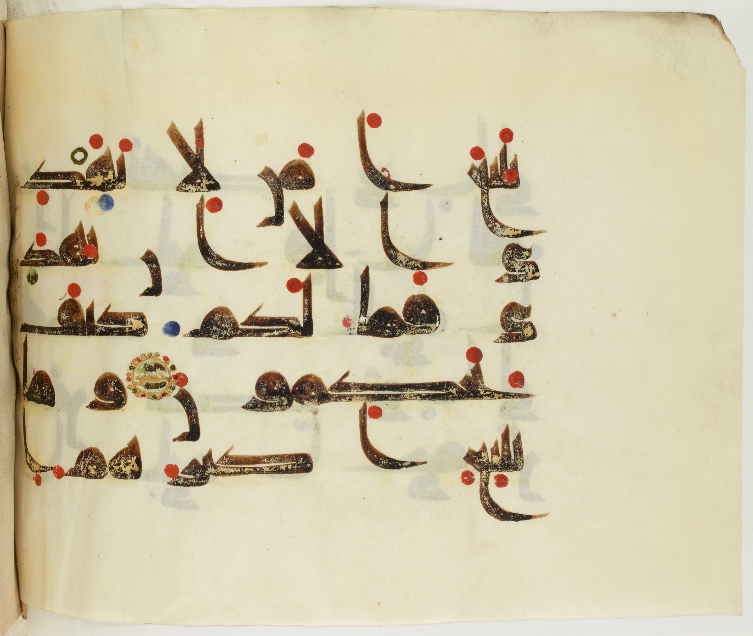 BNF Arabe 351 (Scan 3), in Kufic D.III script, showing Surah 10:35 from Mid 8th to Late 10th Century AD found in Mosque of ʿAmr b. al-ʿĀṣ in Fusṭāṭ (Old Cairo), Egypt, currently housed at Bibliothèque nationale de France, Paris