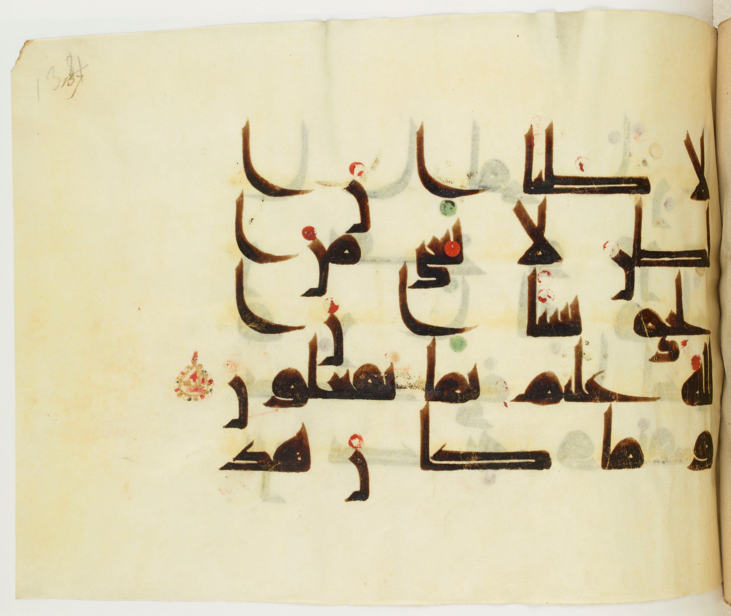 BNF Arabe 351 (Scan 2), in Kufic D.III script, showing Surah 10:36 from Mid 8th to Late 10th Century AD found in Mosque of ʿAmr b. al-ʿĀṣ in Fusṭāṭ (Old Cairo), Egypt, currently housed at Bibliothèque nationale de France, Paris