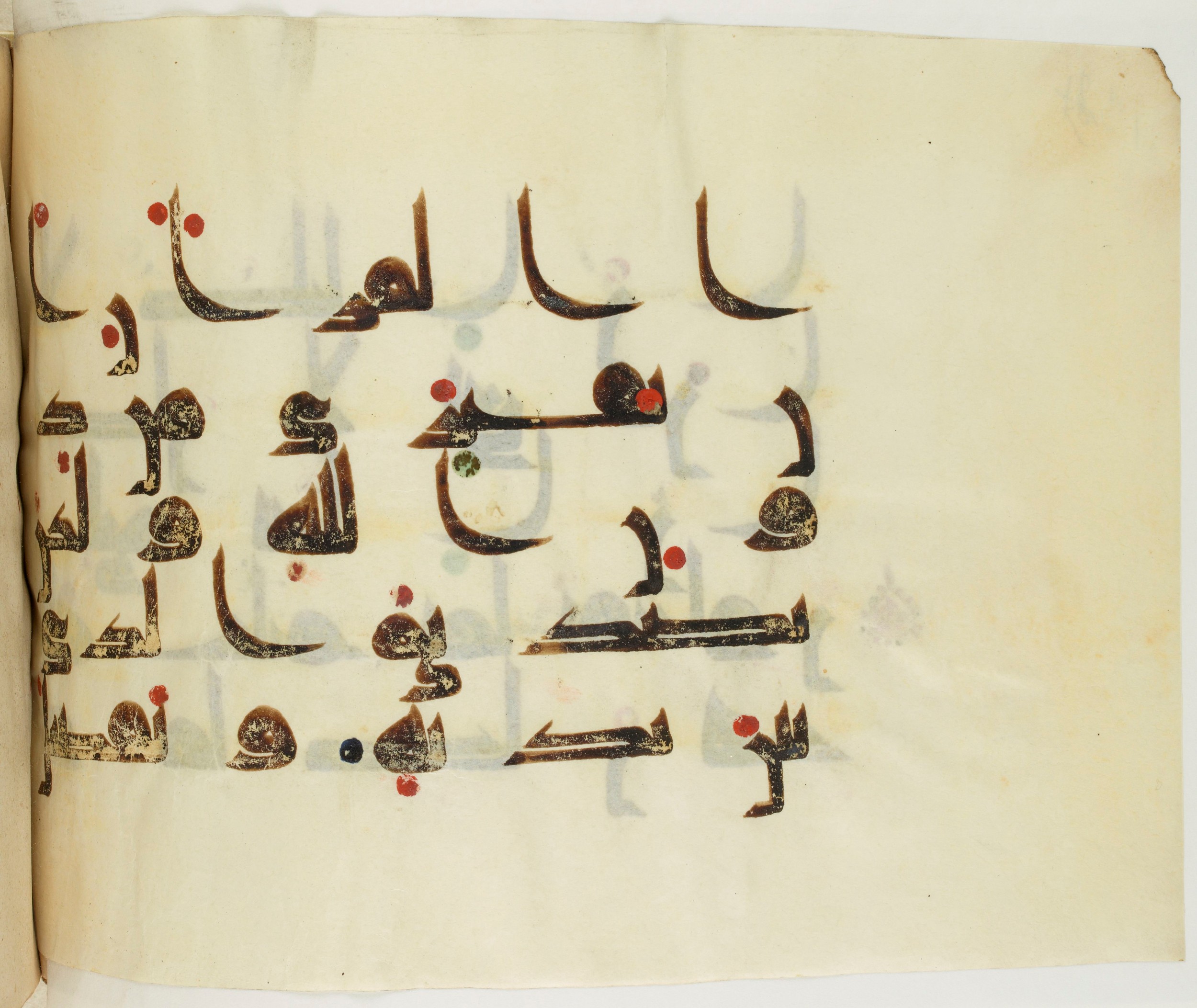 BNF Arabe 351 (Scan 2), in Kufic D.III script, showing Surah 10:37 from Mid 8th to Late 10th Century AD found in Mosque of ʿAmr b. al-ʿĀṣ in Fusṭāṭ (Old Cairo), Egypt, currently housed at Bibliothèque nationale de France, Paris