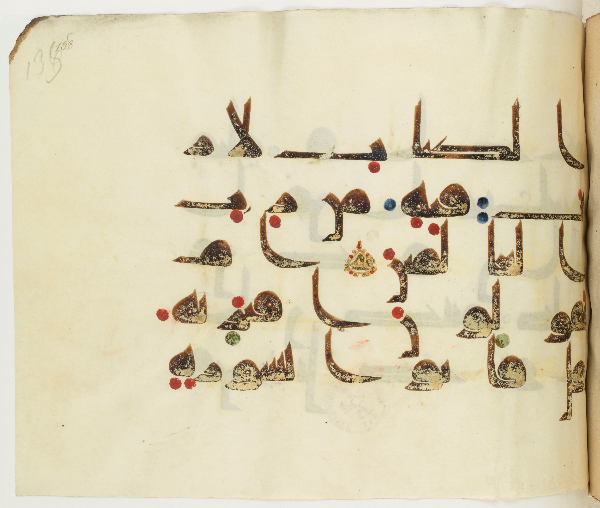 BNF Arabe 351 (Scan 1), in Kufic D.III script, showing Surah 10:38 from Mid 8th to Late 10th Century AD found in Mosque of ʿAmr b. al-ʿĀṣ in Fusṭāṭ (Old Cairo), Egypt, currently housed at Bibliothèque nationale de France, Paris