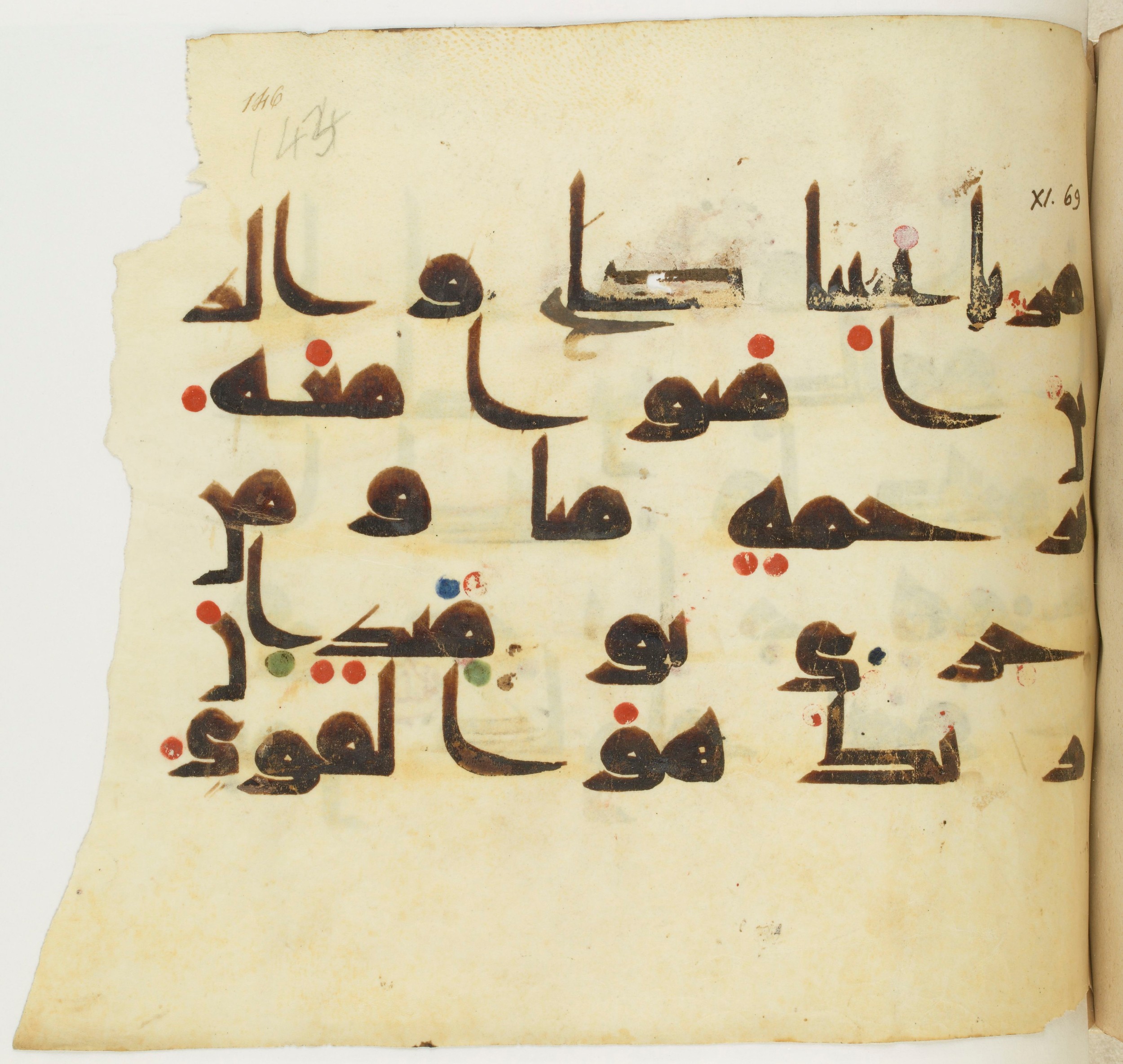 BNF Arabe 351 (Scan 1), in Kufic D.III script, showing Surah 11:66 from Mid 8th to Late 10th Century AD found in Mosque of ʿAmr b. al-ʿĀṣ in Fusṭāṭ (Old Cairo), Egypt, currently housed at Bibliothèque nationale de France, Paris