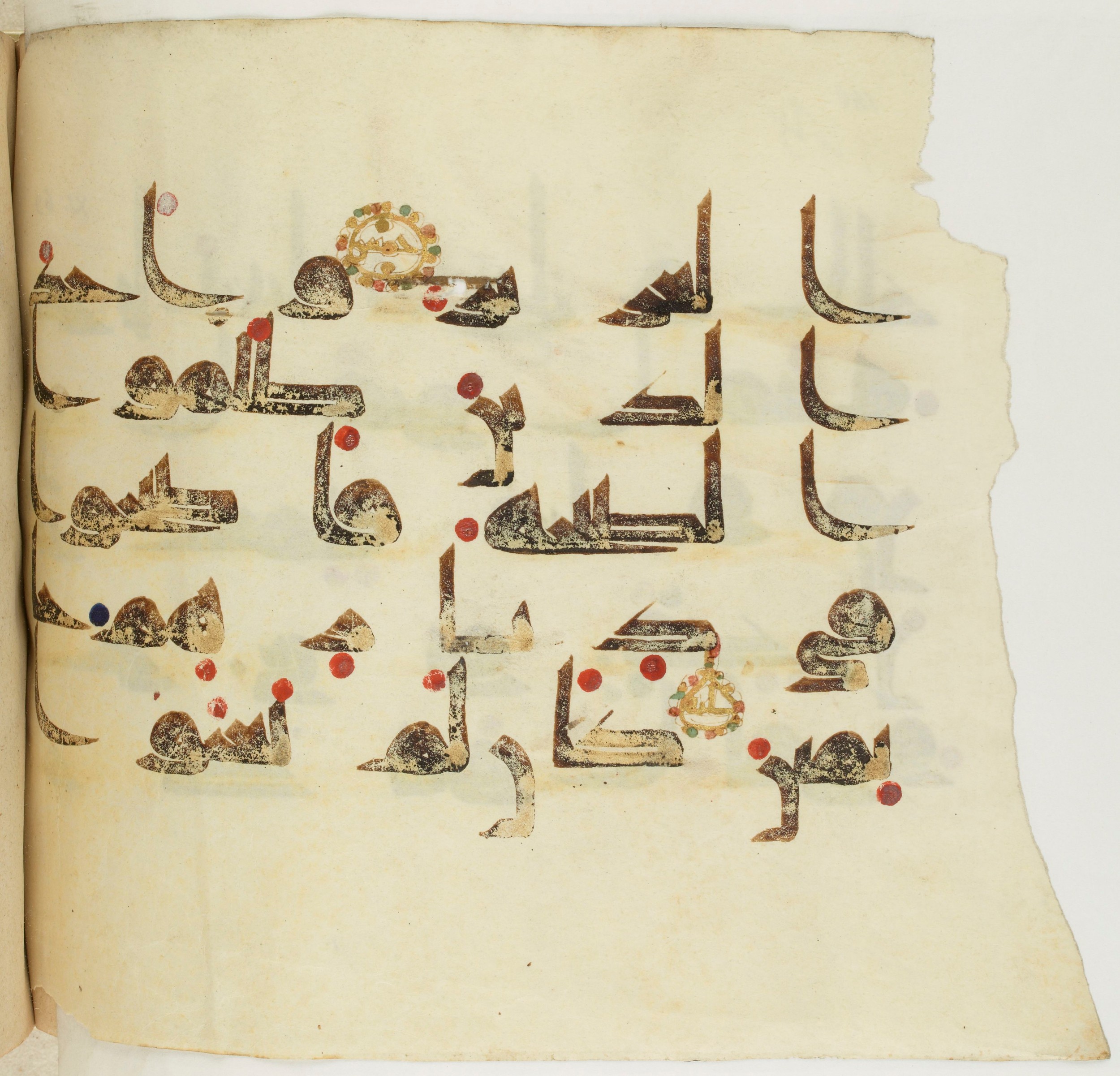 BNF Arabe 351, in Kufic D.III script, showing Surah 11:67 from Mid 8th to Late 10th Century AD found in Mosque of ʿAmr b. al-ʿĀṣ in Fusṭāṭ (Old Cairo), Egypt, currently housed at Bibliothèque nationale de France, Paris