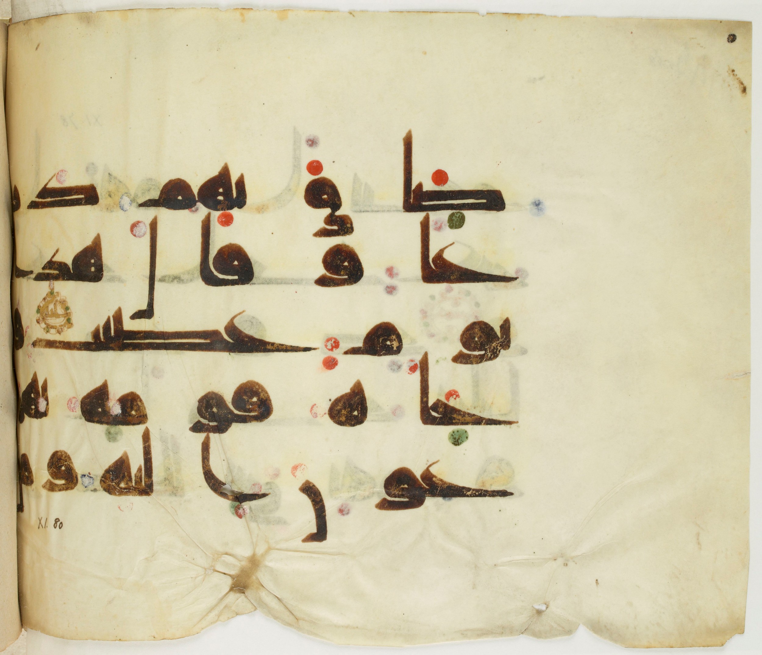BNF Arabe 351 (Scan 2), in Kufic D.III script, showing Surah 11:77 from Mid 8th to Late 10th Century AD found in Mosque of ʿAmr b. al-ʿĀṣ in Fusṭāṭ (Old Cairo), Egypt, currently housed at Bibliothèque nationale de France, Paris