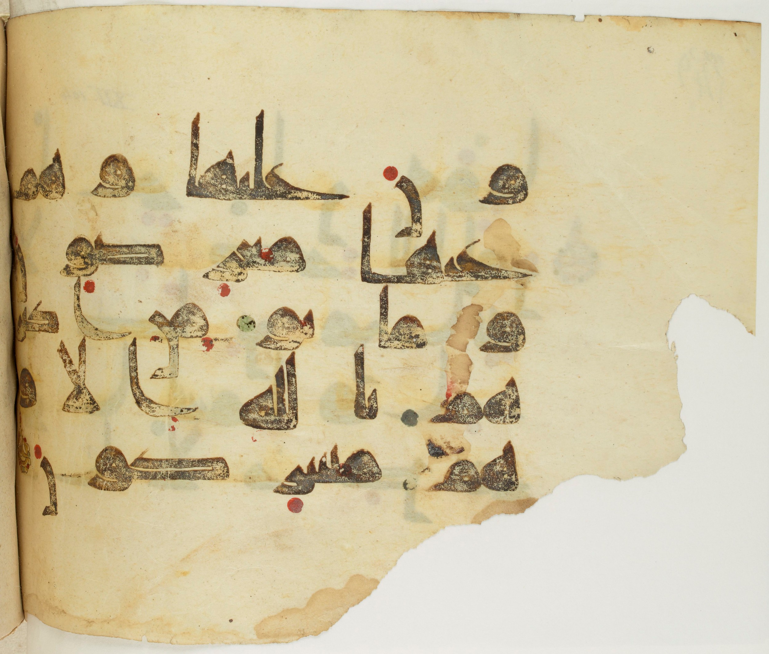 BNF Arabe 351, in Kufic D.III script, showing Surah 12:106 from Mid 8th to Late 10th Century AD found in Mosque of ʿAmr b. al-ʿĀṣ in Fusṭāṭ (Old Cairo), Egypt, currently housed at Bibliothèque nationale de France, Paris