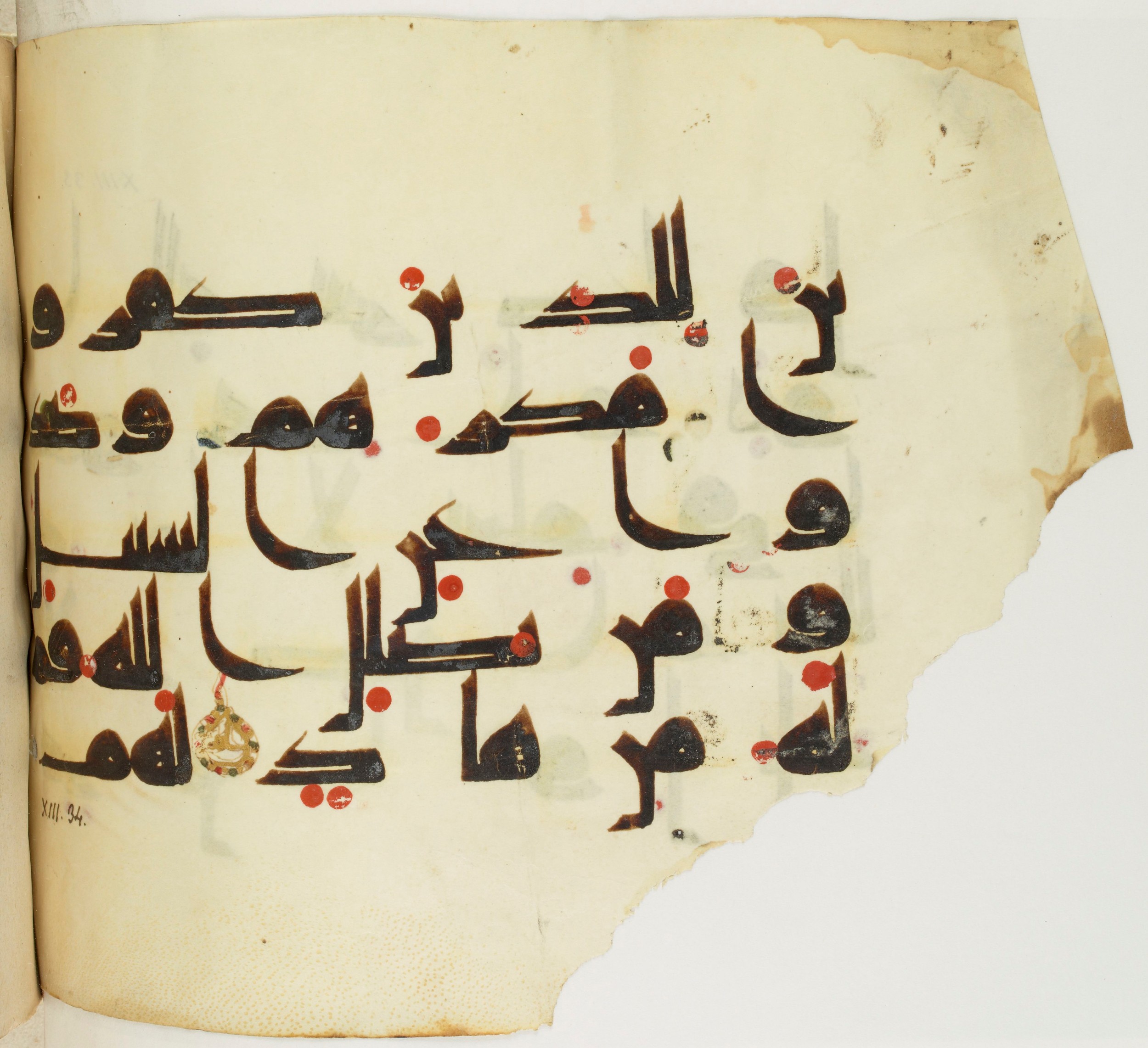 BNF Arabe 351 (Scan 2), in Kufic D.III script, showing Surah 13:33 from Mid 8th to Late 10th Century AD found in Mosque of ʿAmr b. al-ʿĀṣ in Fusṭāṭ (Old Cairo), Egypt, currently housed at Bibliothèque nationale de France, Paris
