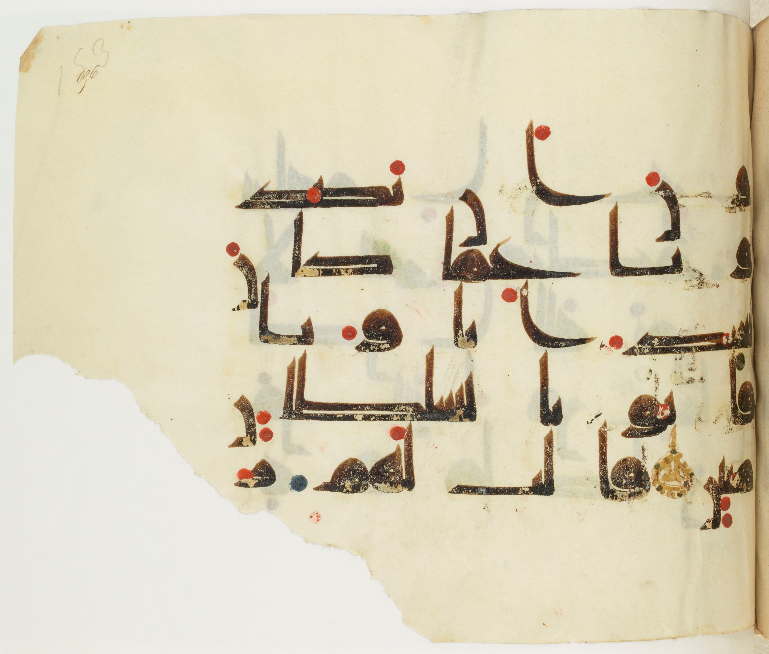 BNF Arabe 351 (Scan 3), in Kufic D.III script, showing Surah 14:10 from Mid 8th to Late 10th Century AD found in Mosque of ʿAmr b. al-ʿĀṣ in Fusṭāṭ (Old Cairo), Egypt, currently housed at Bibliothèque nationale de France, Paris