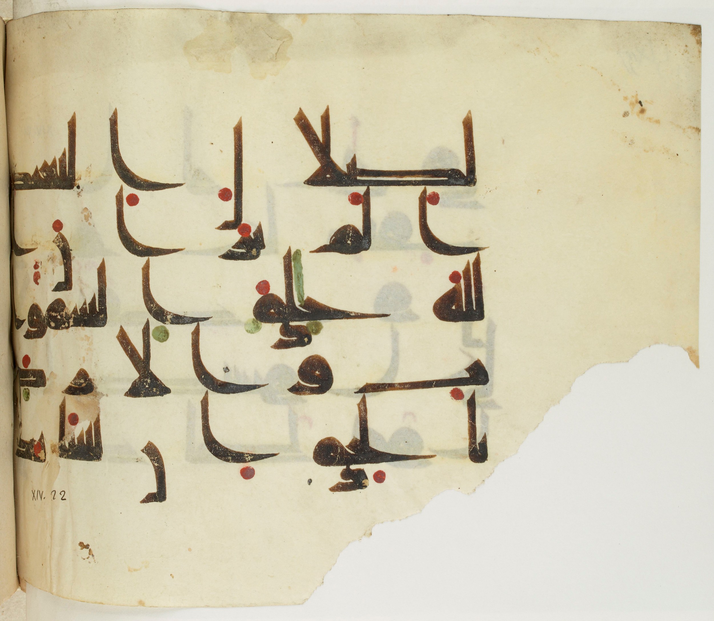 BNF Arabe 351, in Kufic D.III script, showing Surah 14:19 from Mid 8th to Late 10th Century AD found in Mosque of ʿAmr b. al-ʿĀṣ in Fusṭāṭ (Old Cairo), Egypt, currently housed at Bibliothèque nationale de France, Paris