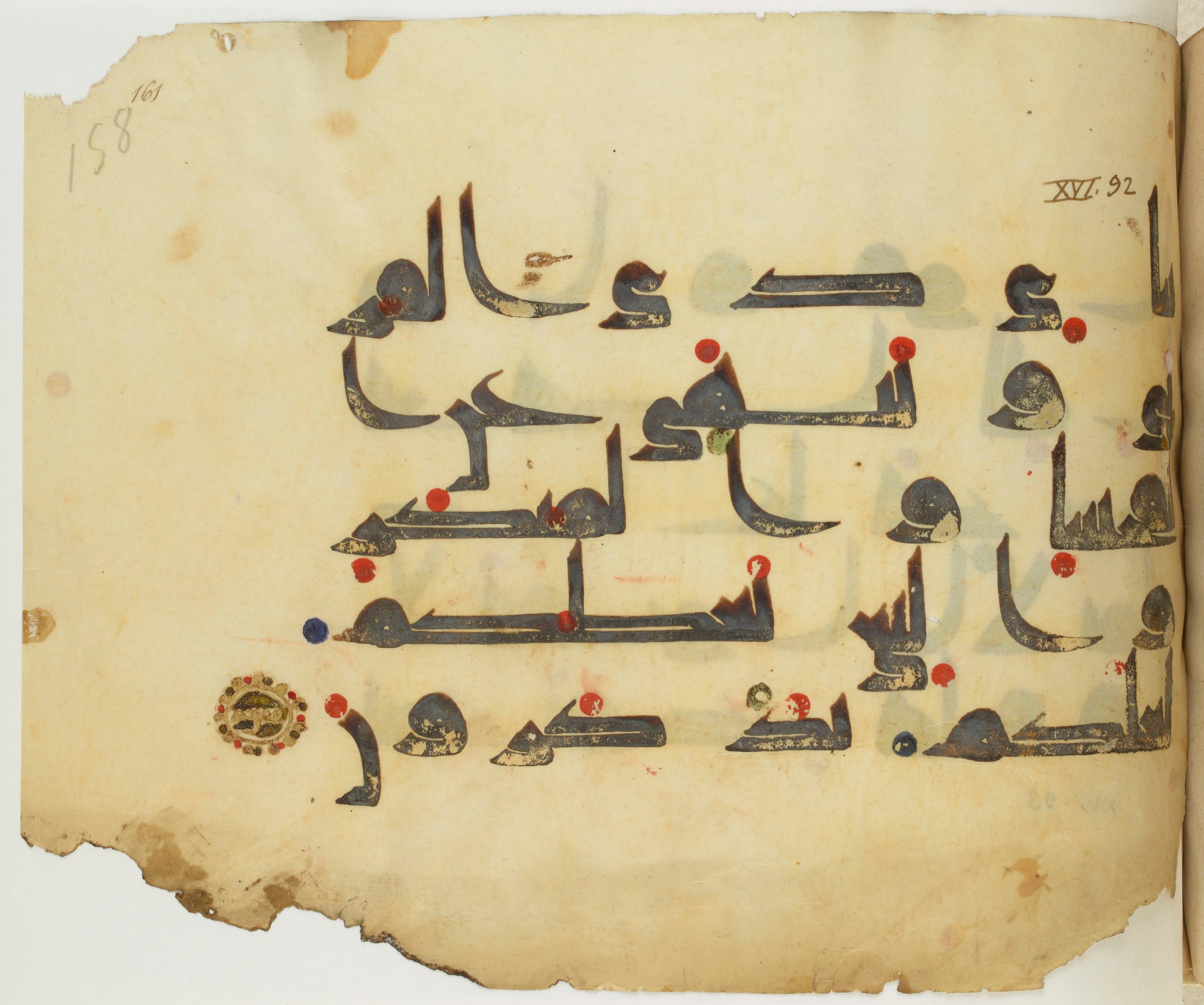 BNF Arabe 351, in Kufic D.III script, showing Surah 16:90 from Mid 8th to Late 10th Century AD found in Mosque of ʿAmr b. al-ʿĀṣ in Fusṭāṭ (Old Cairo), Egypt, currently housed at Bibliothèque nationale de France, Paris
