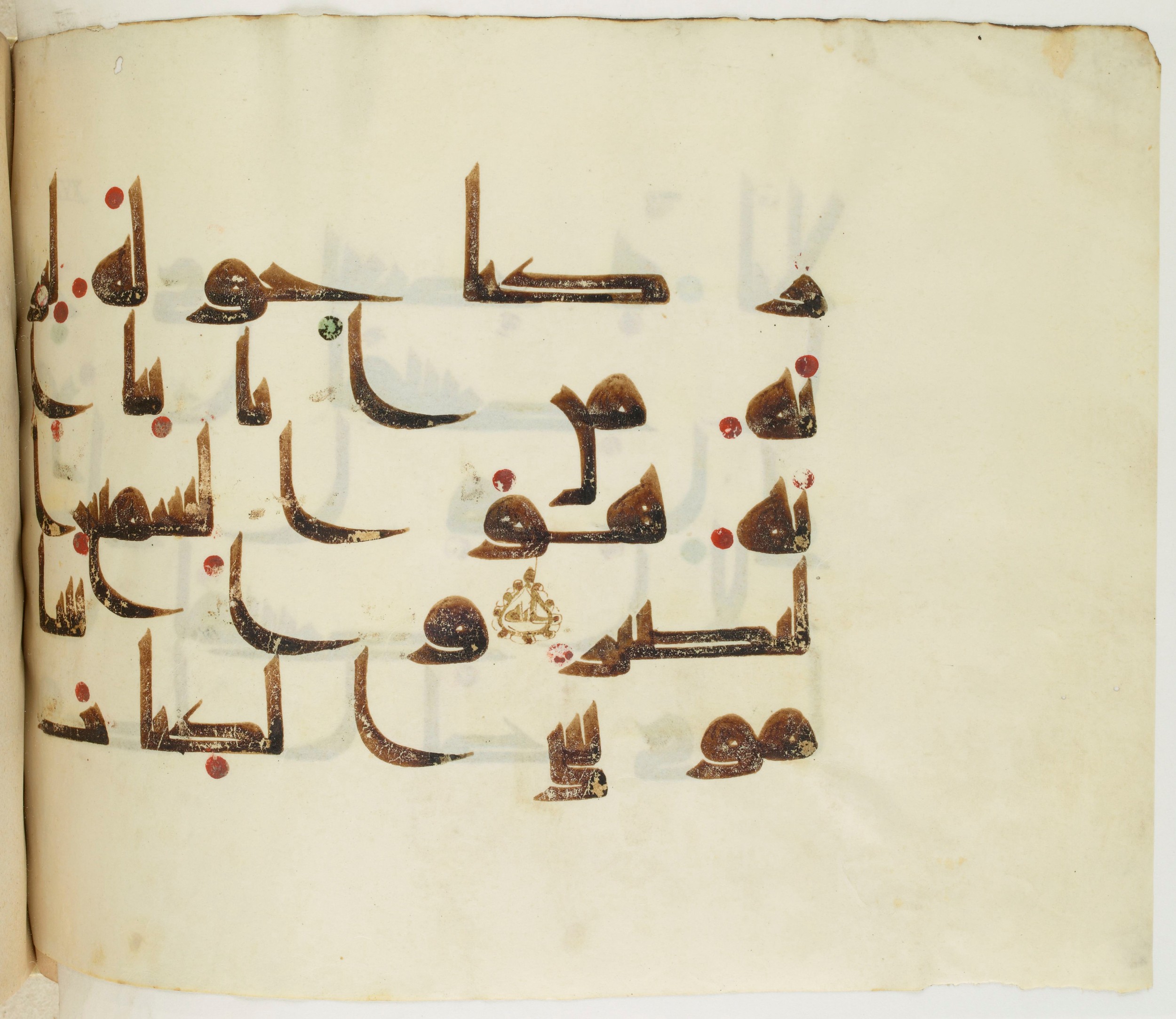BNF Arabe 351 (Scan 1), in Kufic D.III script, showing Surah 17:2 from Mid 8th to Late 10th Century AD found in Mosque of ʿAmr b. al-ʿĀṣ in Fusṭāṭ (Old Cairo), Egypt, currently housed at Bibliothèque nationale de France, Paris