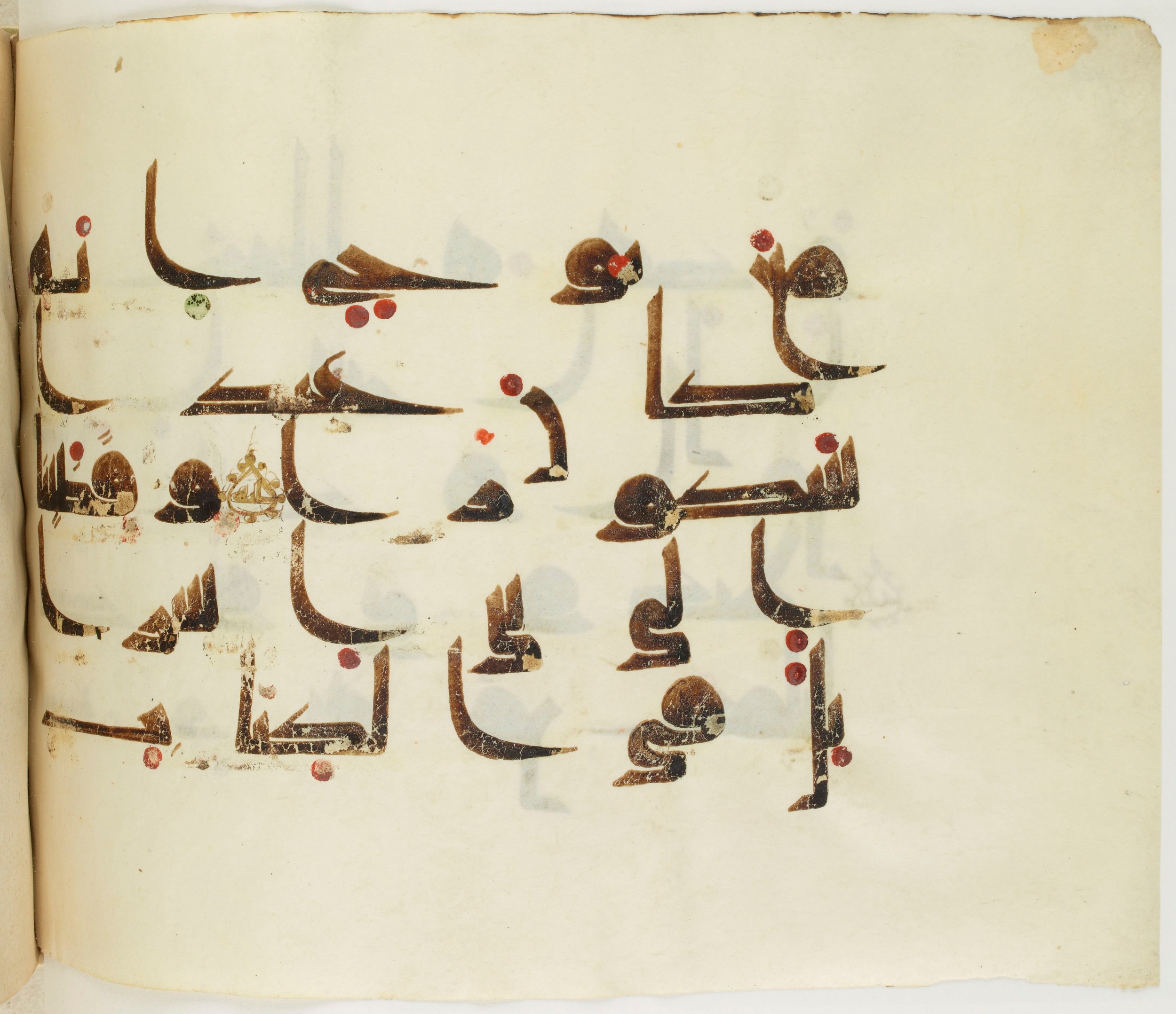 BNF Arabe 351 (Scan 2), in Kufic D.III script, showing Surah 17:3 from Mid 8th to Late 10th Century AD found in Mosque of ʿAmr b. al-ʿĀṣ in Fusṭāṭ (Old Cairo), Egypt, currently housed at Bibliothèque nationale de France, Paris