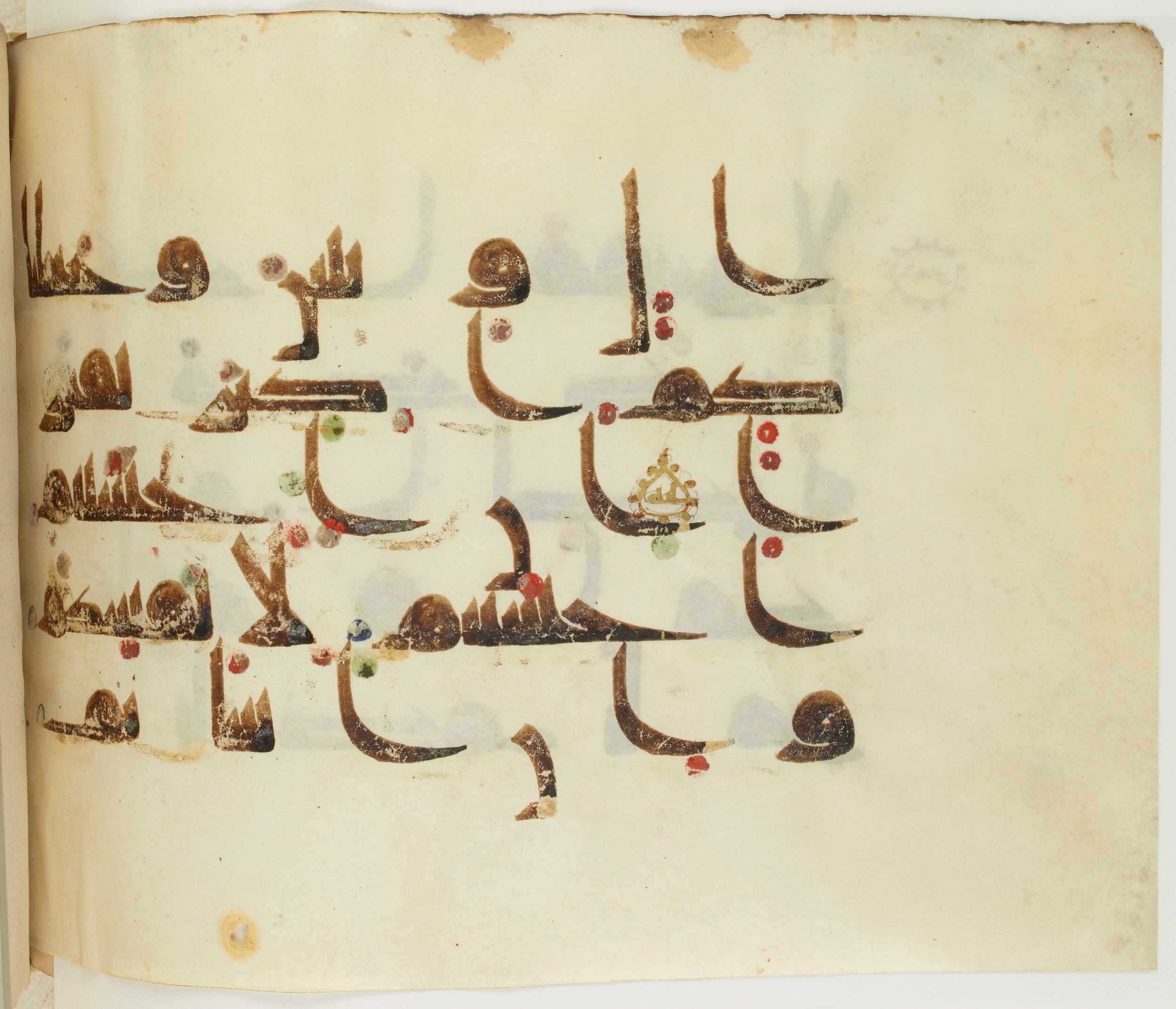BNF Arabe 351 (Scan 1), in Kufic D.III script, showing Surah 17:7 from Mid 8th to Late 10th Century AD found in Mosque of ʿAmr b. al-ʿĀṣ in Fusṭāṭ (Old Cairo), Egypt, currently housed at Bibliothèque nationale de France, Paris
