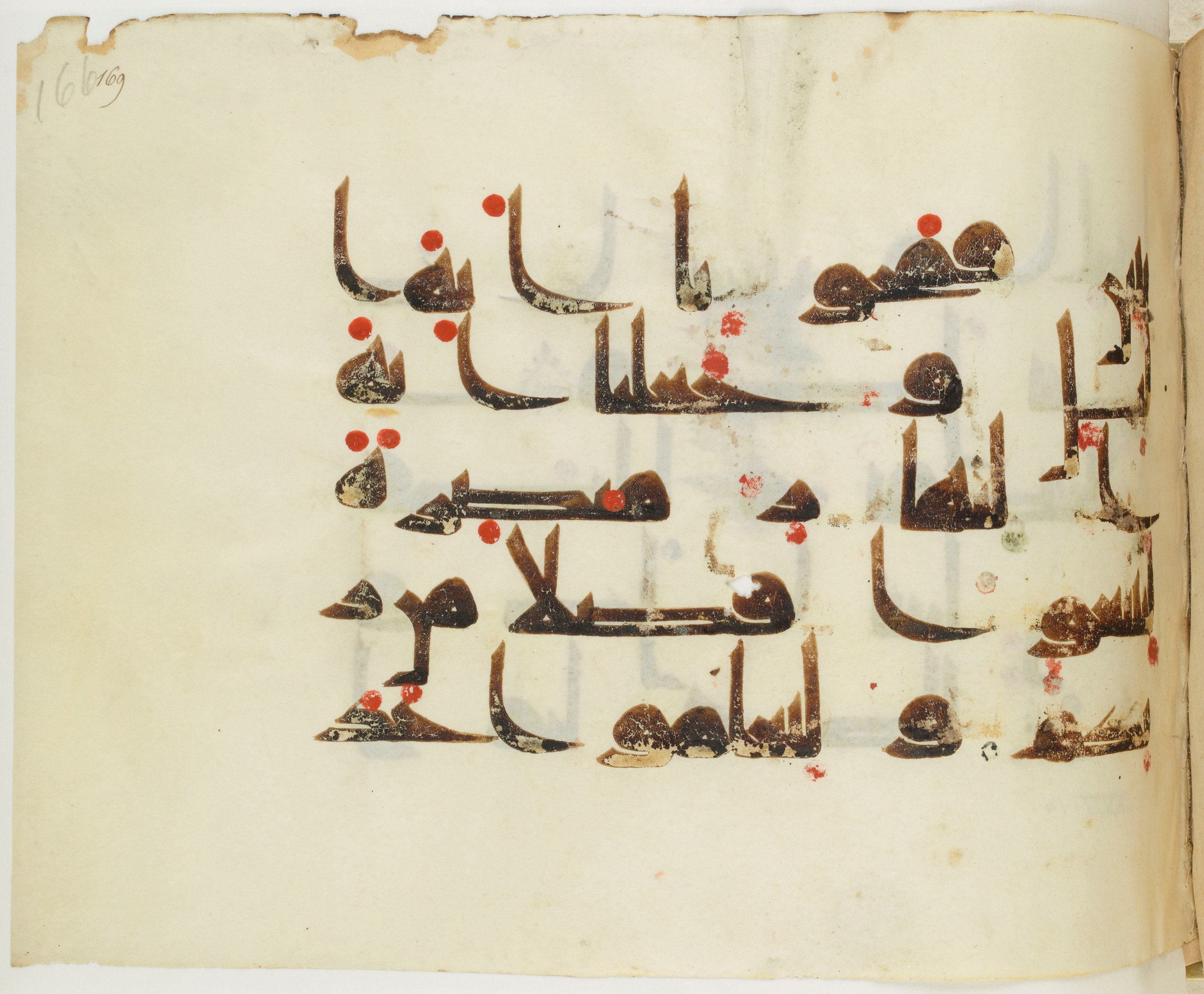 BNF Arabe 351 (Scan 2), in Kufic D.III script, showing Surah 17:12 from Mid 8th to Late 10th Century AD found in Mosque of ʿAmr b. al-ʿĀṣ in Fusṭāṭ (Old Cairo), Egypt, currently housed at Bibliothèque nationale de France, Paris