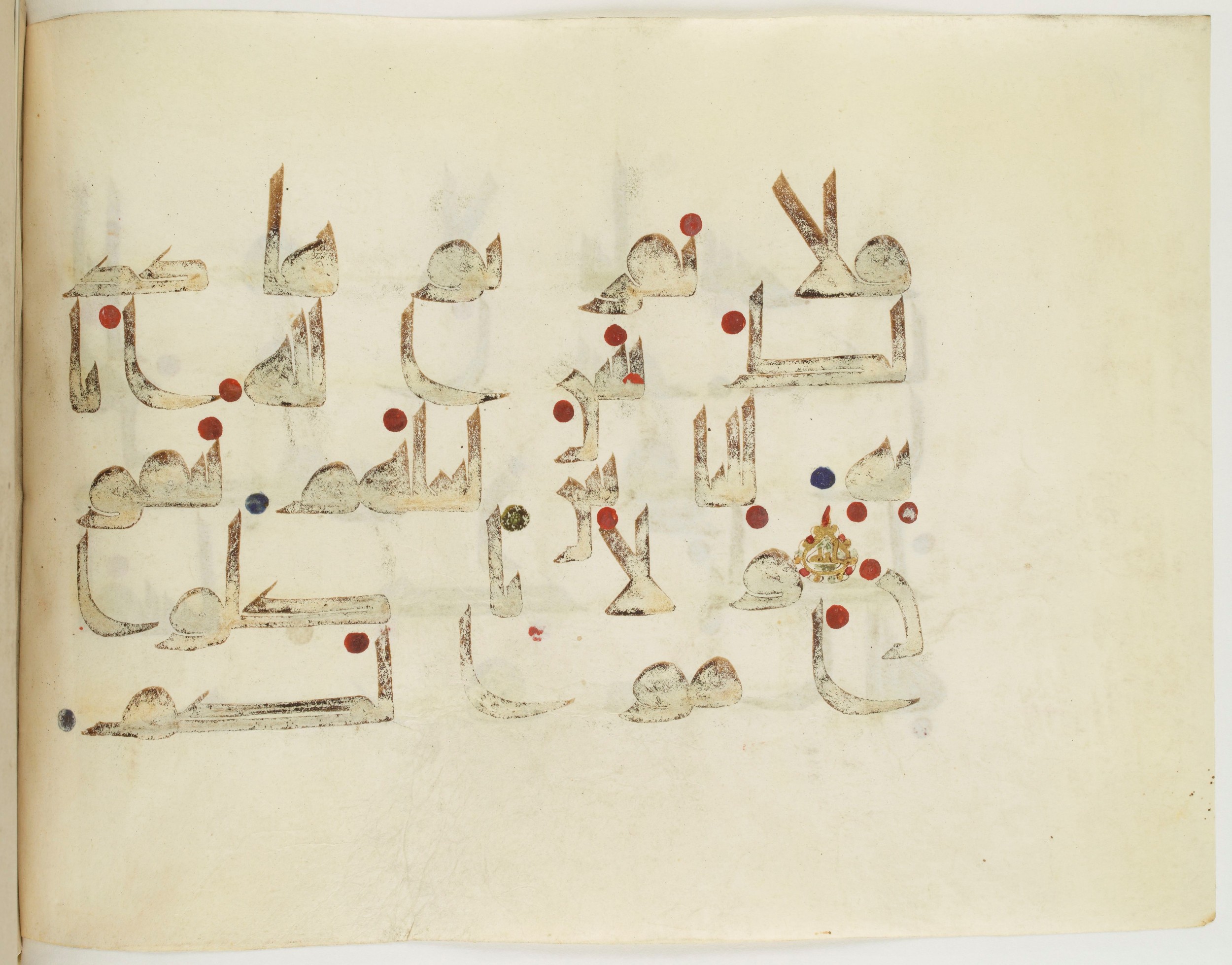 BNF Arabe 351 (Scan 4), in Kufic D.III script, showing Surah 2:187 from Mid 8th to Late 10th Century AD found in Mosque of ʿAmr b. al-ʿĀṣ in Fusṭāṭ (Old Cairo), Egypt, currently housed at Bibliothèque nationale de France, Paris