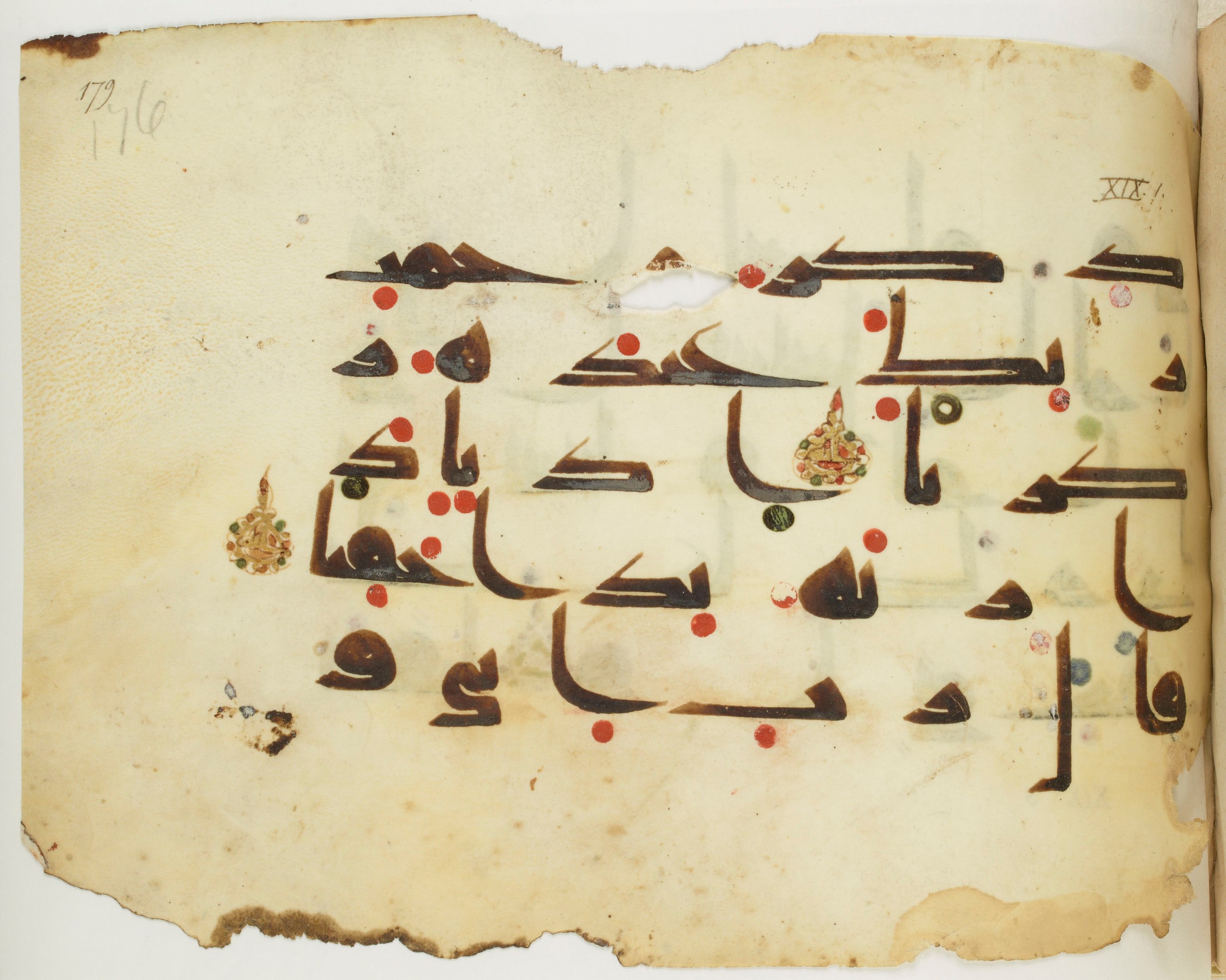 BNF Arabe 351, in Kufic D.III script, showing Surah 19:2 from Mid 8th to Late 10th Century AD found in Mosque of ʿAmr b. al-ʿĀṣ in Fusṭāṭ (Old Cairo), Egypt, currently housed at Bibliothèque nationale de France, Paris
