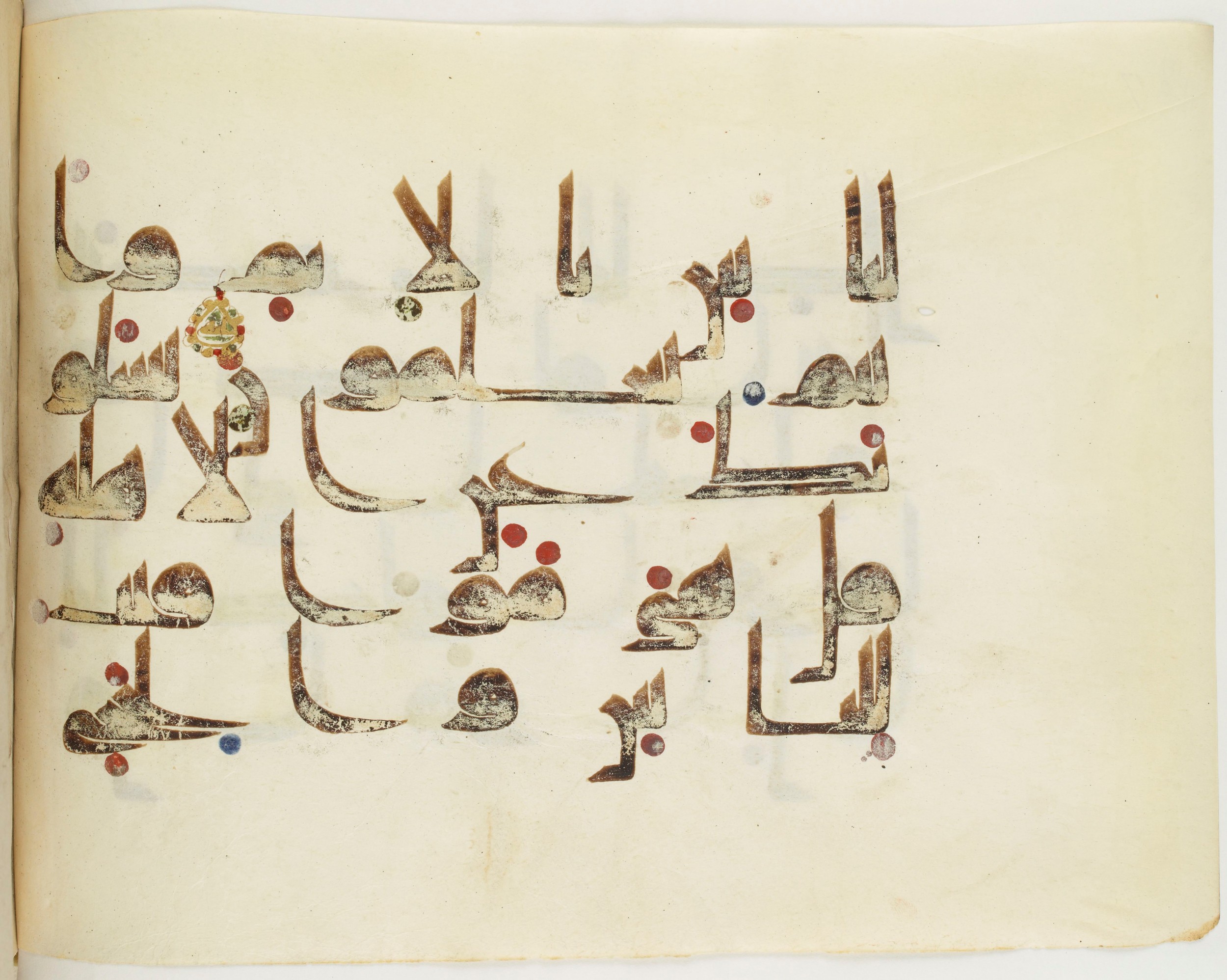 BNF Arabe 351 (Scan 1), in Kufic D.III script, showing Surah 2:189 from Mid 8th to Late 10th Century AD found in Mosque of ʿAmr b. al-ʿĀṣ in Fusṭāṭ (Old Cairo), Egypt, currently housed at Bibliothèque nationale de France, Paris