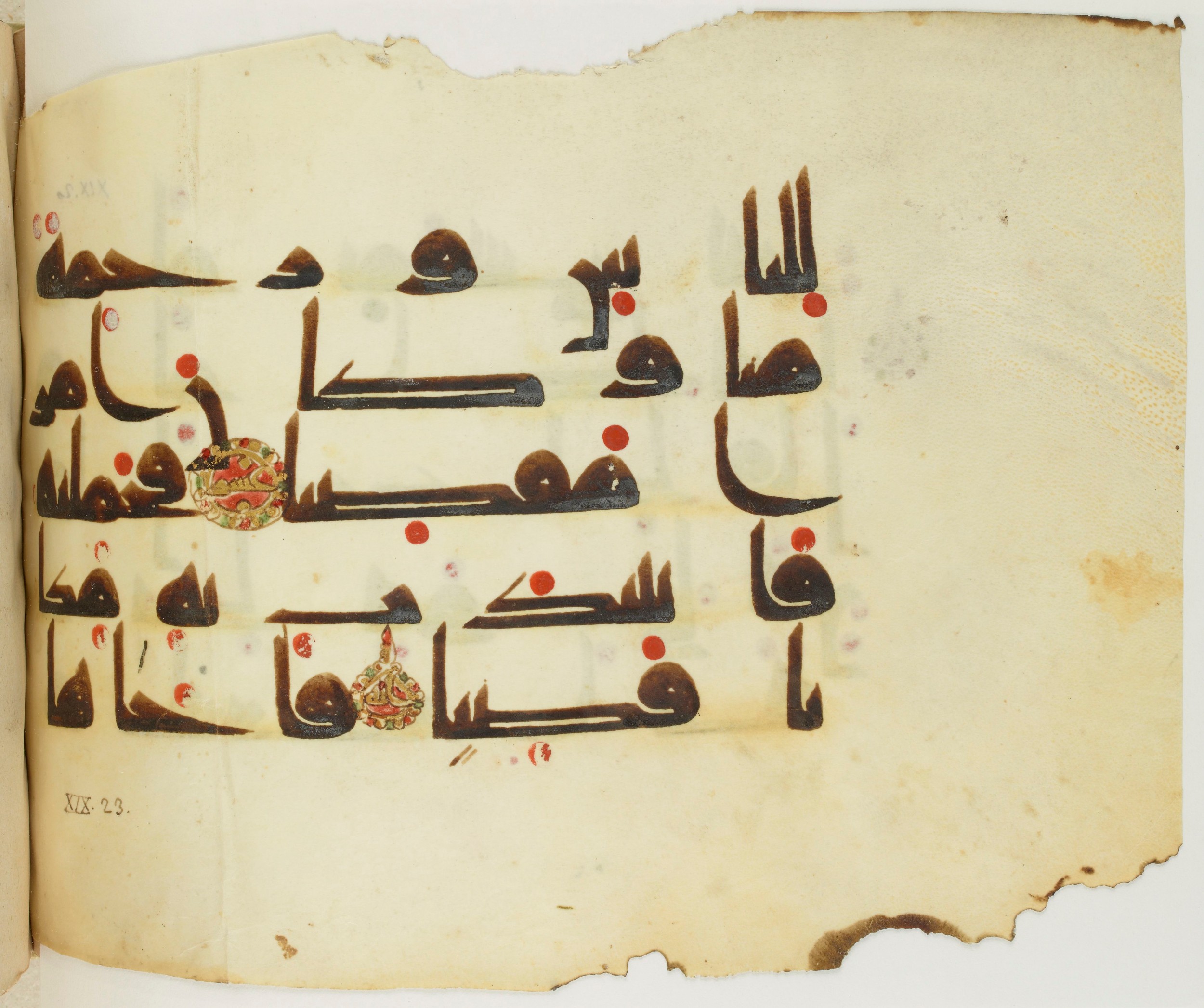 BNF Arabe 351 (Scan 2), in Kufic D.III script, showing Surah 19:21 from Mid 8th to Late 10th Century AD found in Mosque of ʿAmr b. al-ʿĀṣ in Fusṭāṭ (Old Cairo), Egypt, currently housed at Bibliothèque nationale de France, Paris