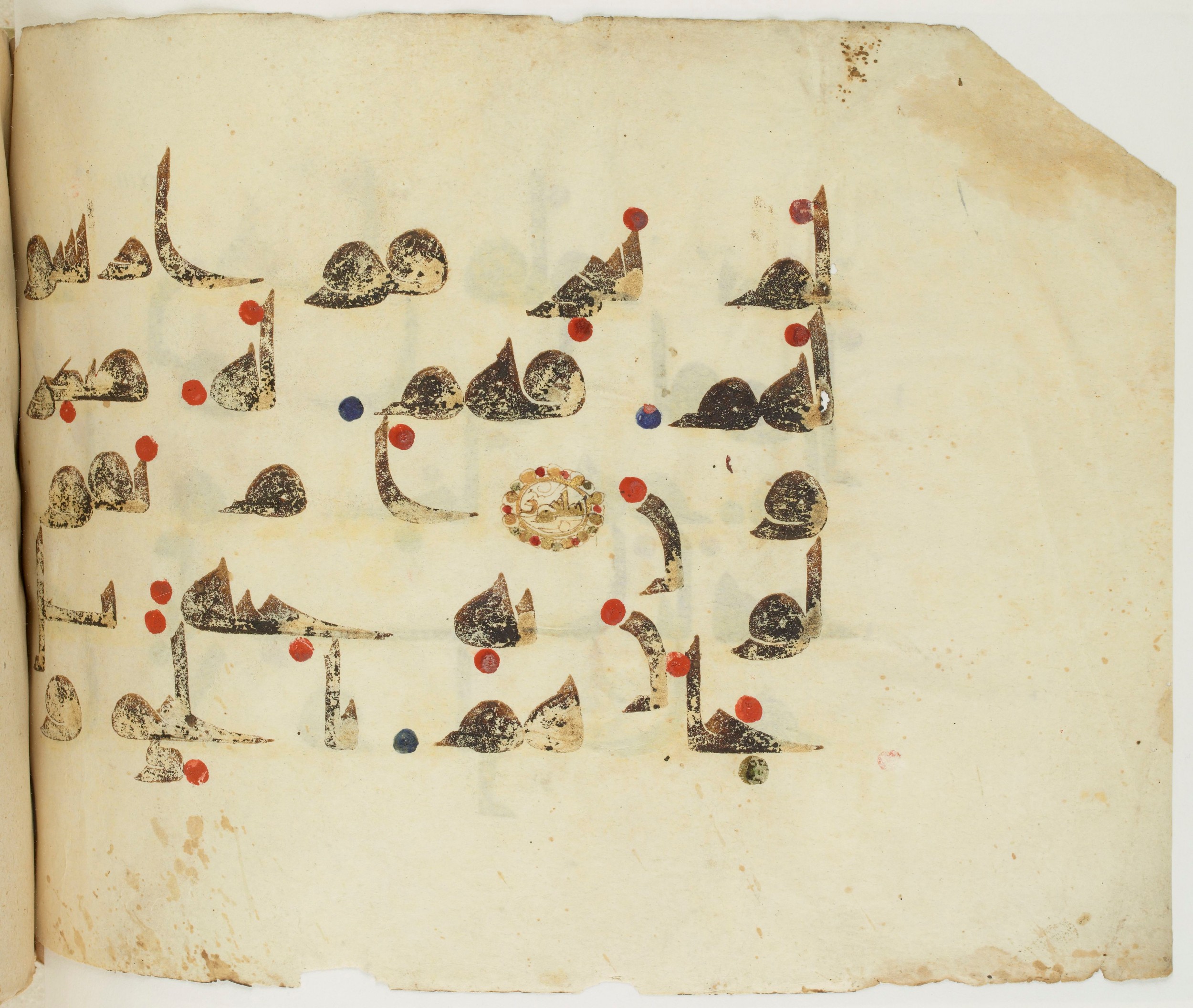BNF Arabe 351 (Scan 2), in Kufic D.III script, showing Surah 23:69 from Mid 8th to Late 10th Century AD found in Mosque of ʿAmr b. al-ʿĀṣ in Fusṭāṭ (Old Cairo), Egypt, currently housed at Bibliothèque nationale de France, Paris