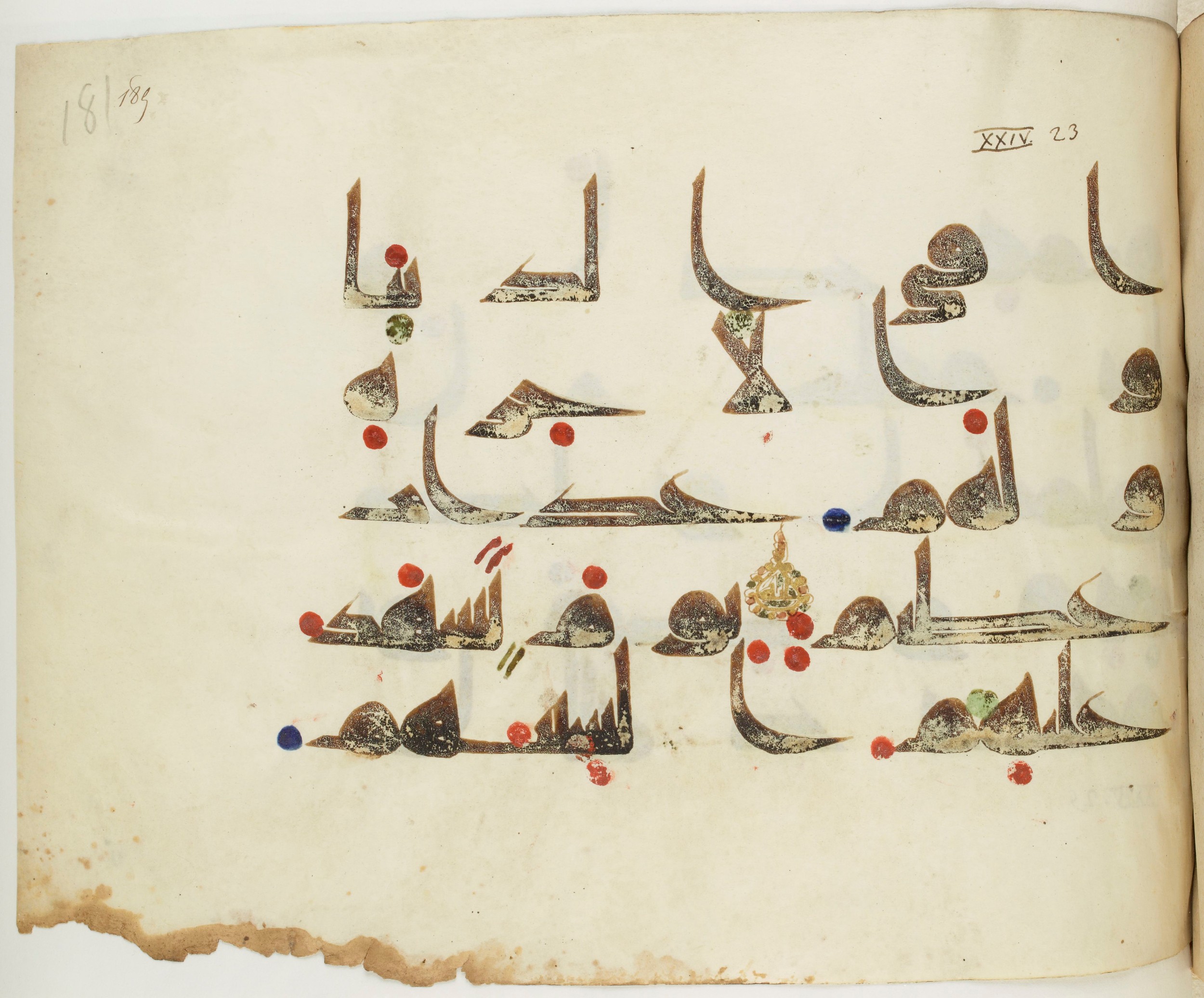 BNF Arabe 351, in Kufic D.III script, showing Surah 24:23 from Mid 8th to Late 10th Century AD found in Mosque of ʿAmr b. al-ʿĀṣ in Fusṭāṭ (Old Cairo), Egypt, currently housed at Bibliothèque nationale de France, Paris