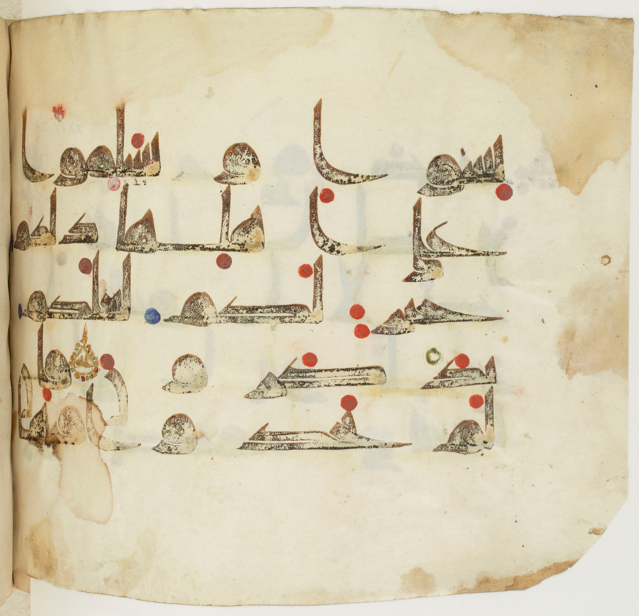 BNF Arabe 351 (Scan 2), in Kufic D.III script, showing Surah 24:27 from Mid 8th to Late 10th Century AD found in Mosque of ʿAmr b. al-ʿĀṣ in Fusṭāṭ (Old Cairo), Egypt, currently housed at Bibliothèque nationale de France, Paris