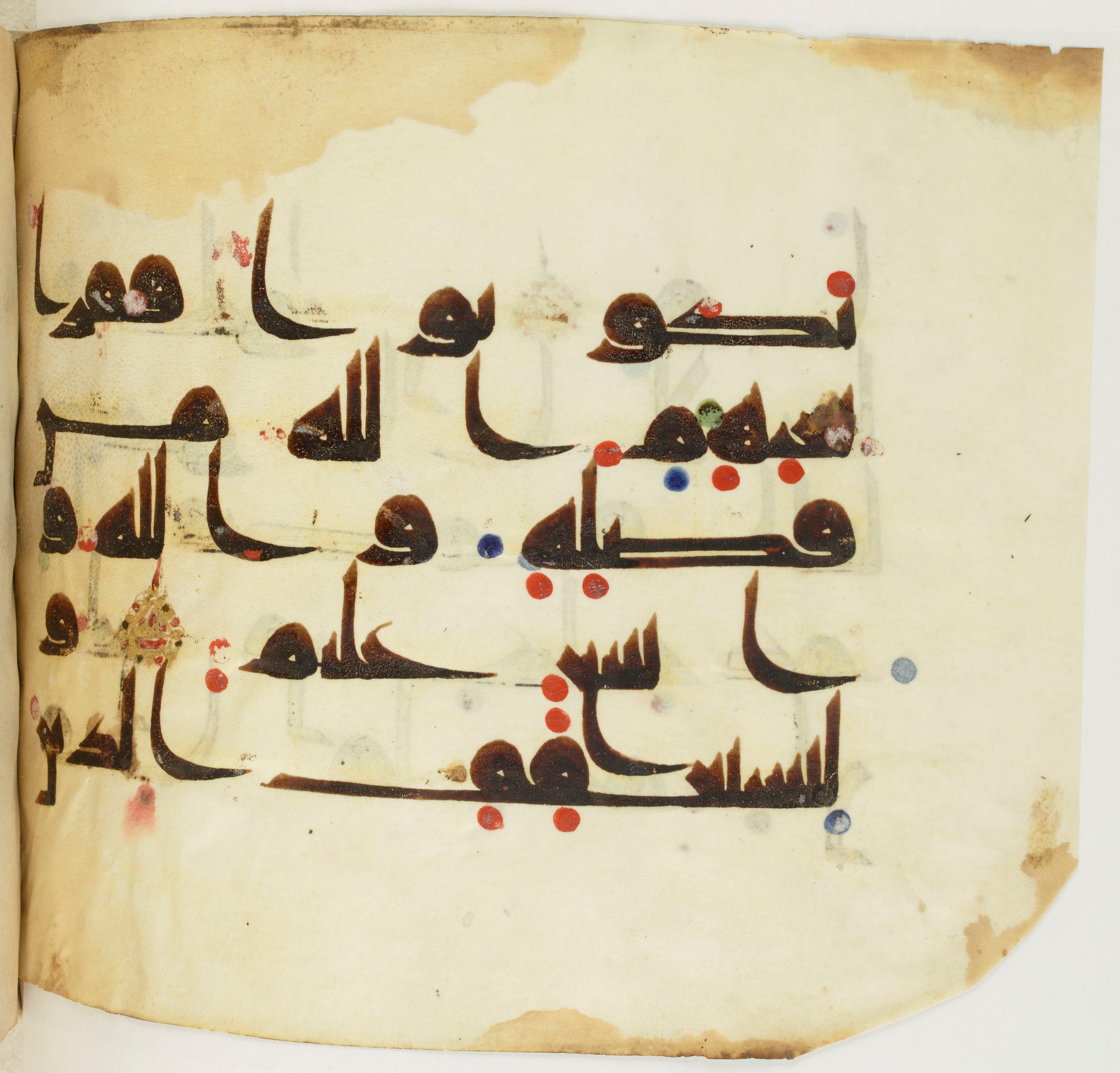 BNF Arabe 351 (Scan 2), in Kufic D.III script, showing Surah 24:32 from Mid 8th to Late 10th Century AD found in Mosque of ʿAmr b. al-ʿĀṣ in Fusṭāṭ (Old Cairo), Egypt, currently housed at Bibliothèque nationale de France, Paris