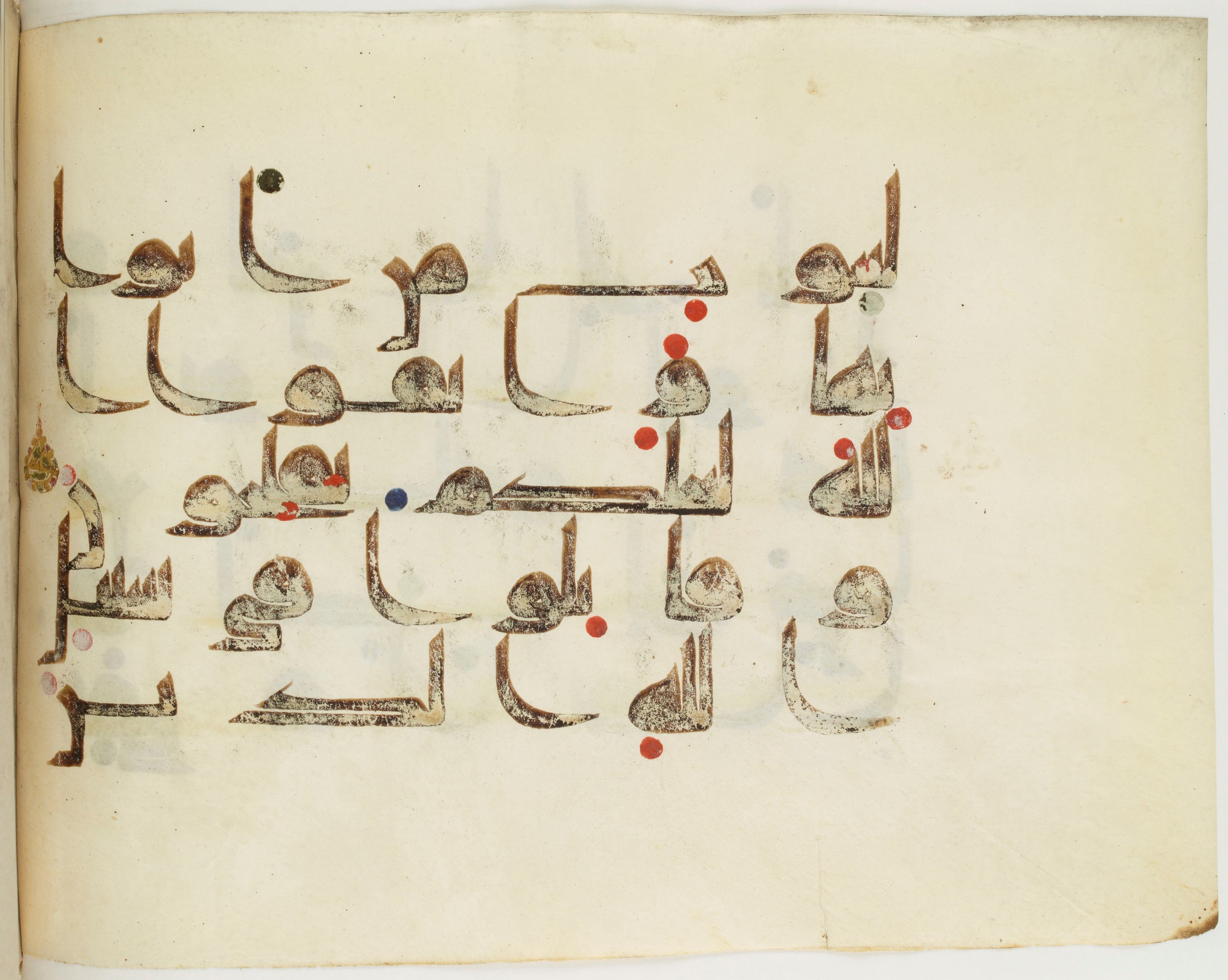 BNF Arabe 351 (Scan 3), in Kufic D.III script, showing Surah 2:189 from Mid 8th to Late 10th Century AD found in Mosque of ʿAmr b. al-ʿĀṣ in Fusṭāṭ (Old Cairo), Egypt, currently housed at Bibliothèque nationale de France, Paris