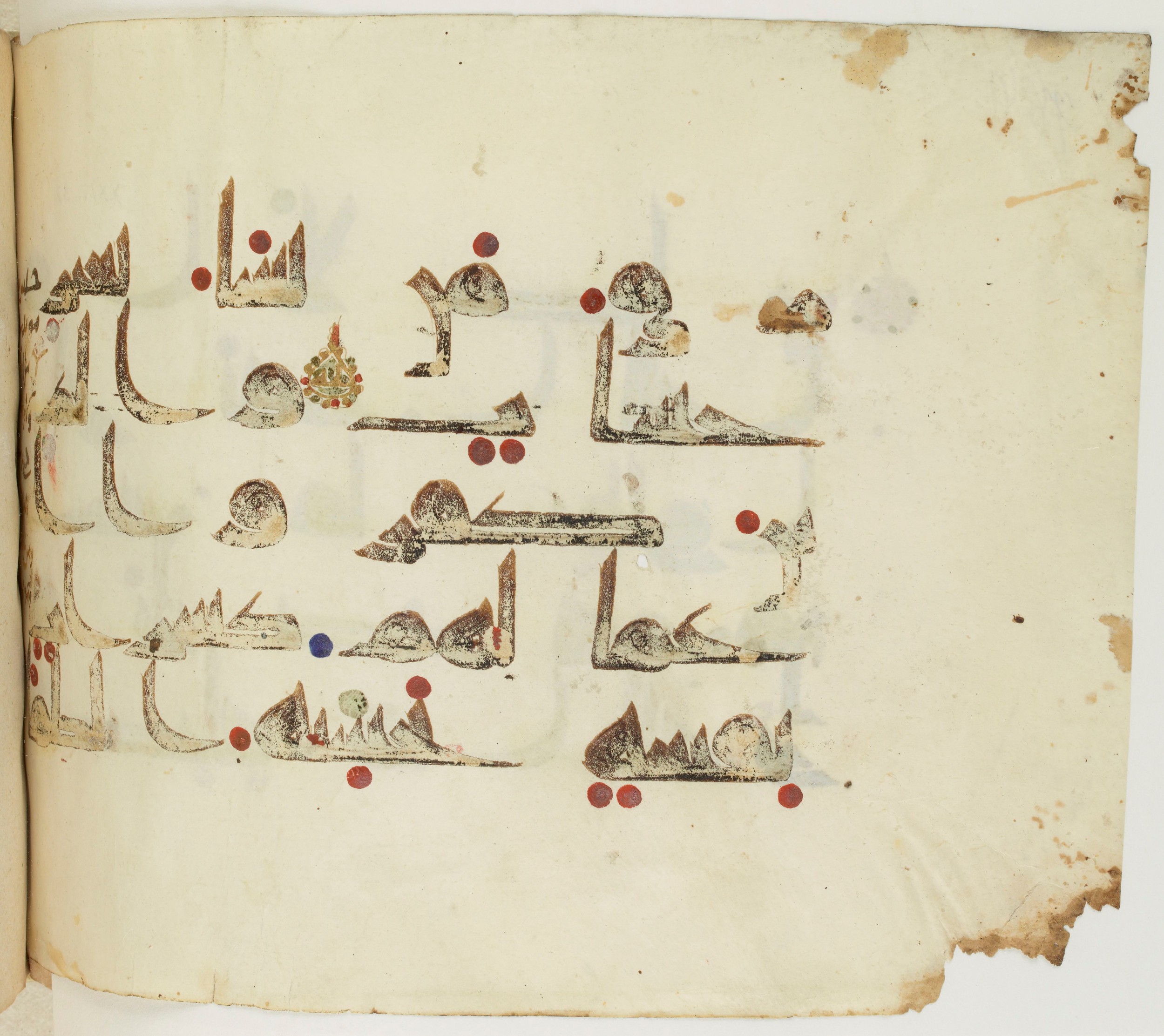 BNF Arabe 351 (Scan 1), in Kufic D.III script, showing Surah 24:39 from Mid 8th to Late 10th Century AD found in Mosque of ʿAmr b. al-ʿĀṣ in Fusṭāṭ (Old Cairo), Egypt, currently housed at Bibliothèque nationale de France, Paris