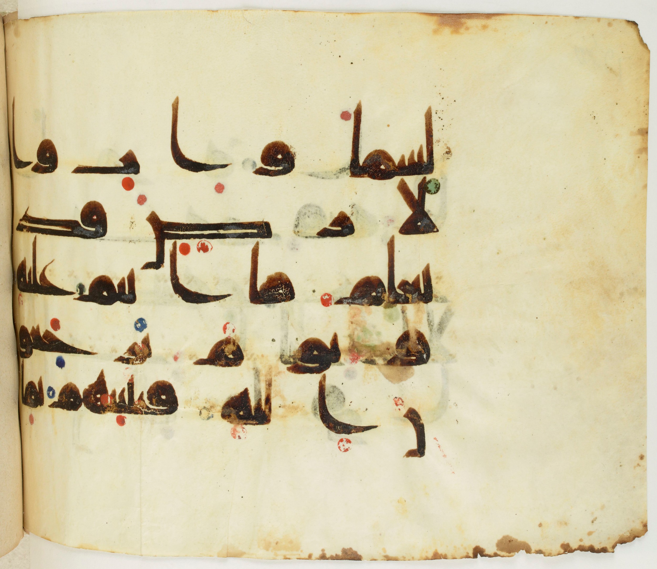 BNF Arabe 351 (Scan 2), in Kufic D.III script, showing Surah 24:64 from Mid 8th to Late 10th Century AD found in Mosque of ʿAmr b. al-ʿĀṣ in Fusṭāṭ (Old Cairo), Egypt, currently housed at Bibliothèque nationale de France, Paris