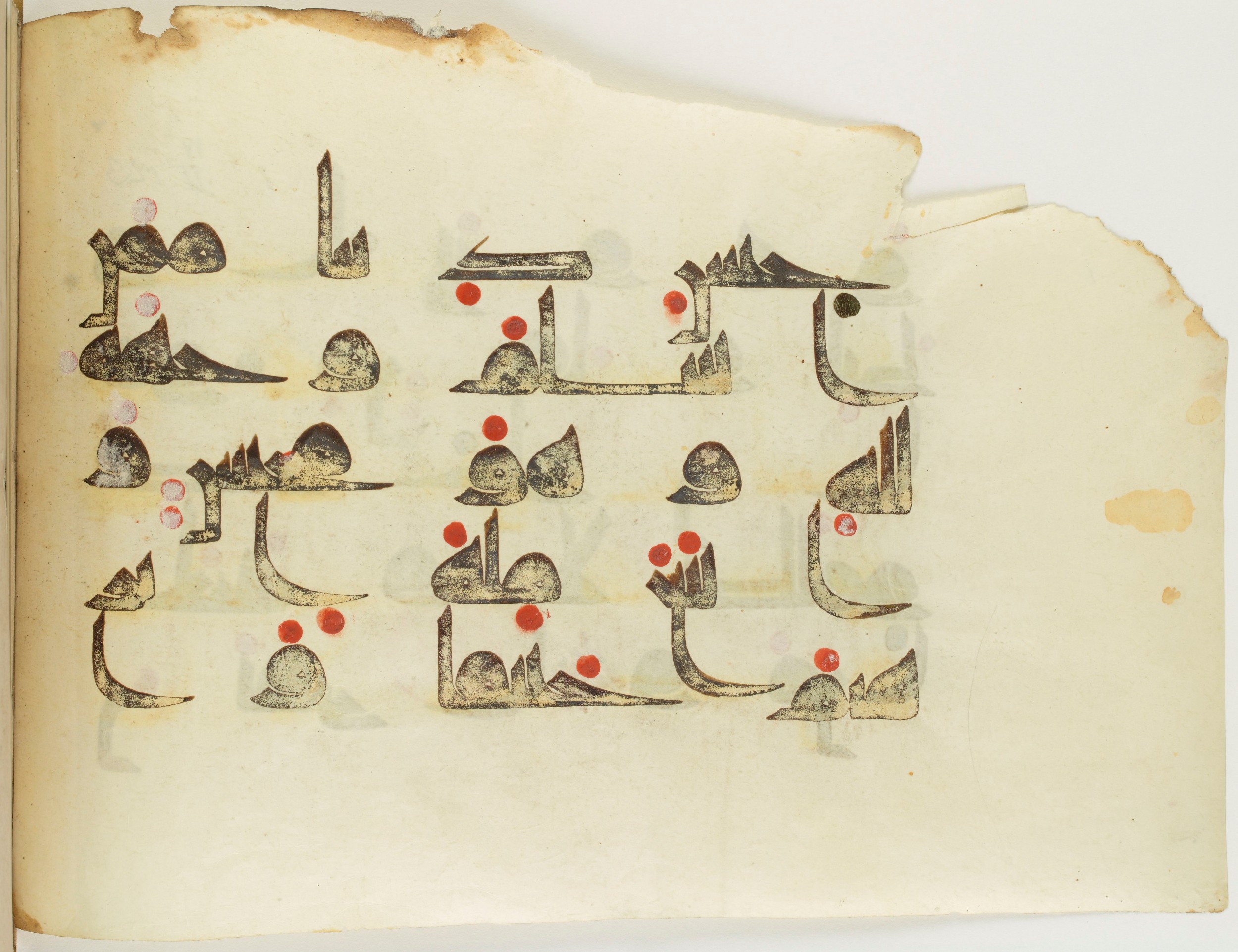 BNF Arabe 351 (Scan 2), in Kufic D.III script, showing Surah 4:125 from Mid 8th to Late 10th Century AD found in Mosque of ʿAmr b. al-ʿĀṣ in Fusṭāṭ (Old Cairo), Egypt, currently housed at Bibliothèque nationale de France, Paris