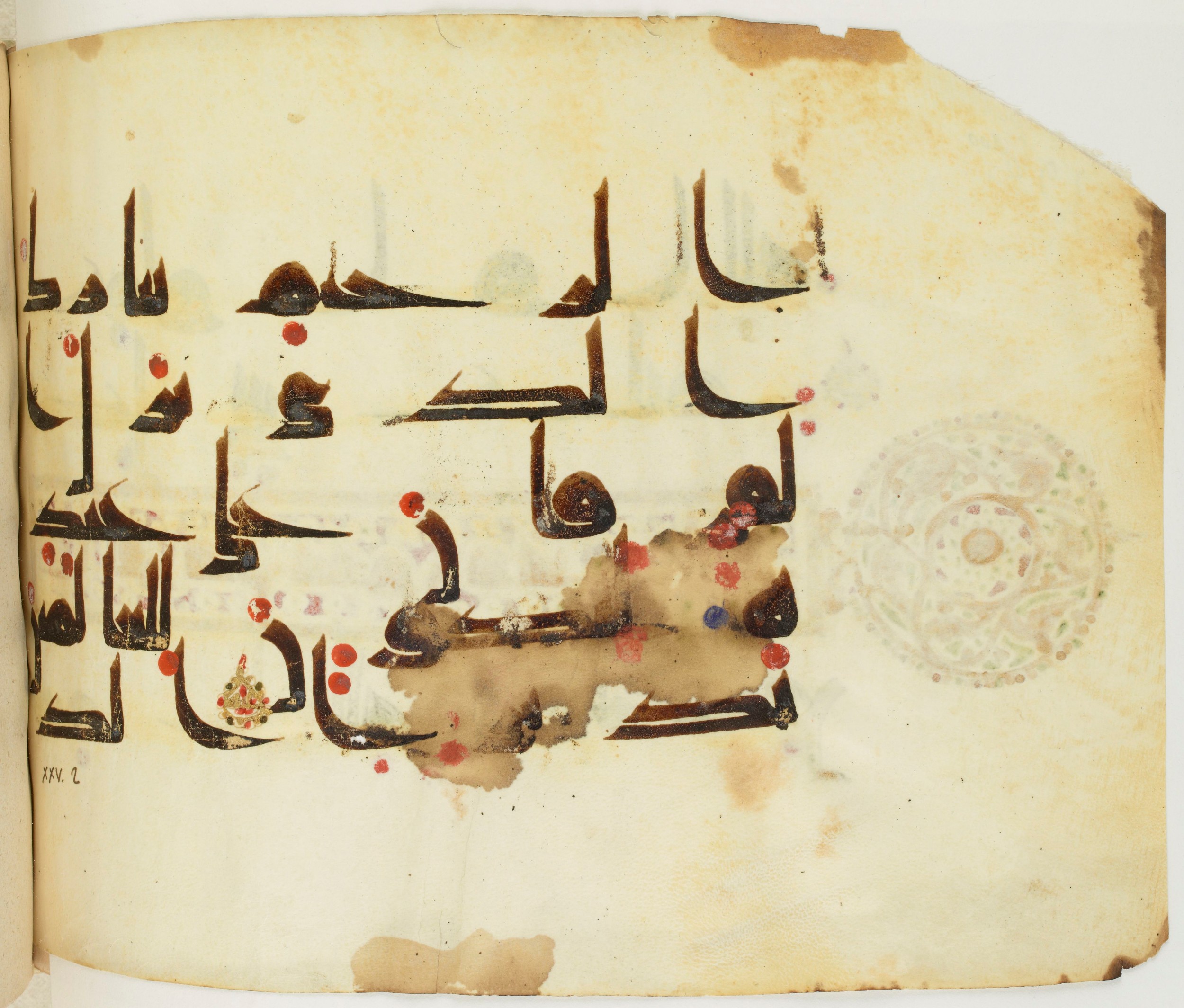 BNF Arabe 351, in Kufic D.III script, showing Surah 25:2 from Mid 8th to Late 10th Century AD found in Mosque of ʿAmr b. al-ʿĀṣ in Fusṭāṭ (Old Cairo), Egypt, currently housed at Bibliothèque nationale de France, Paris