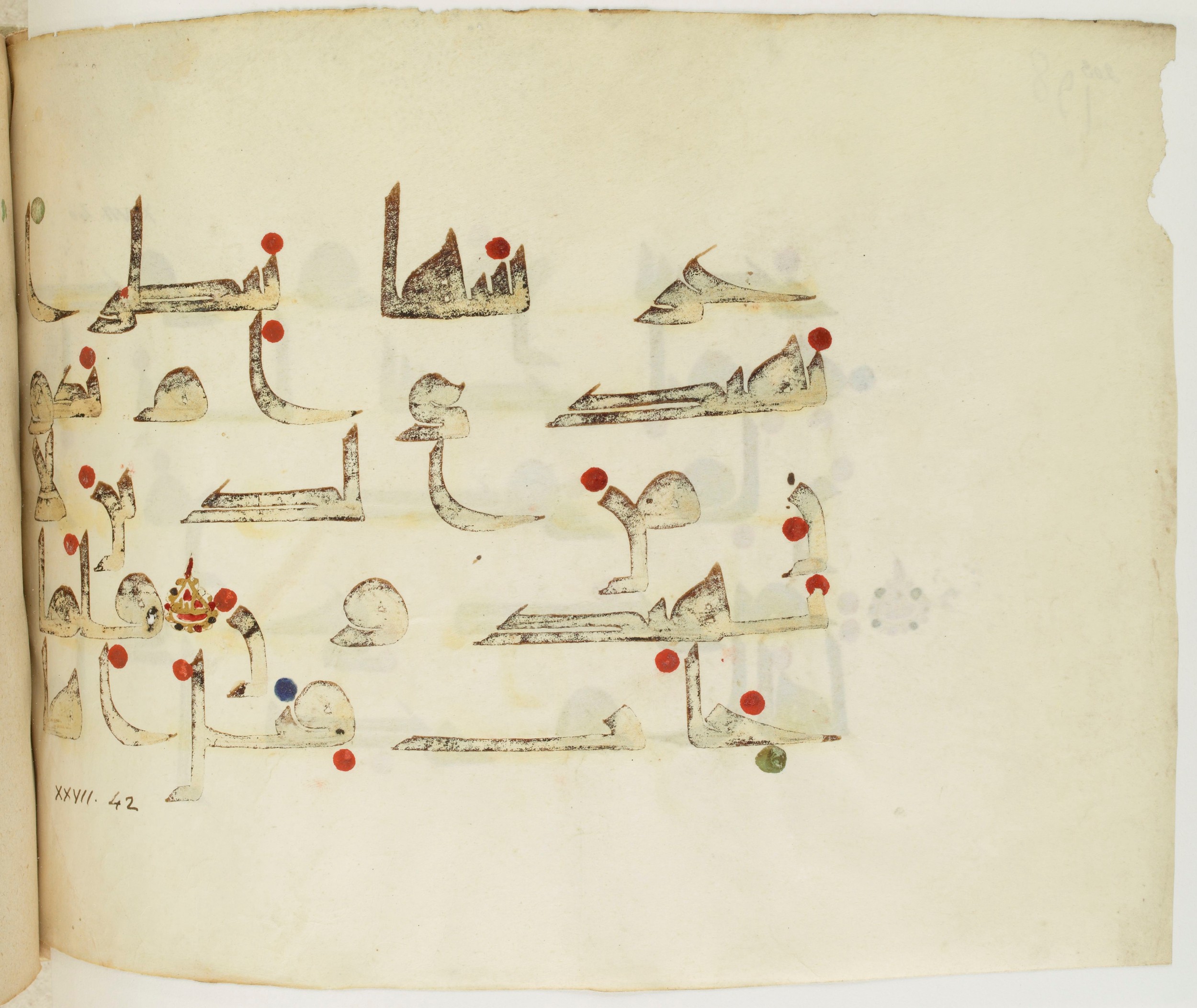 BNF Arabe 351 (Scan 2), in Kufic D.III script, showing Surah 27:41 from Mid 8th to Late 10th Century AD found in Mosque of ʿAmr b. al-ʿĀṣ in Fusṭāṭ (Old Cairo), Egypt, currently housed at Bibliothèque nationale de France, Paris