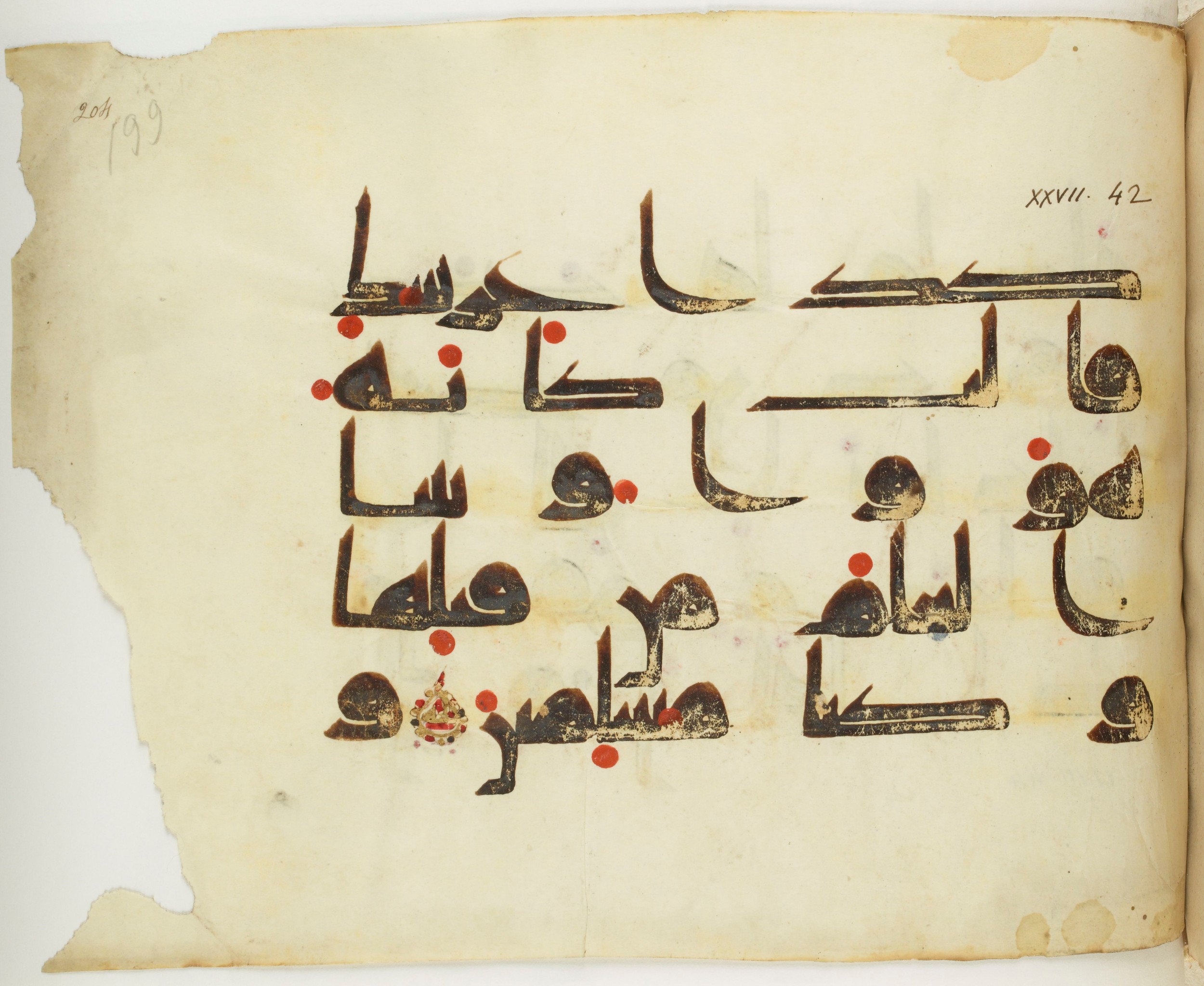 BNF Arabe 351 (Scan 1), in Kufic D.III script, showing Surah 27:43 from Mid 8th to Late 10th Century AD found in Mosque of ʿAmr b. al-ʿĀṣ in Fusṭāṭ (Old Cairo), Egypt, currently housed at Bibliothèque nationale de France, Paris