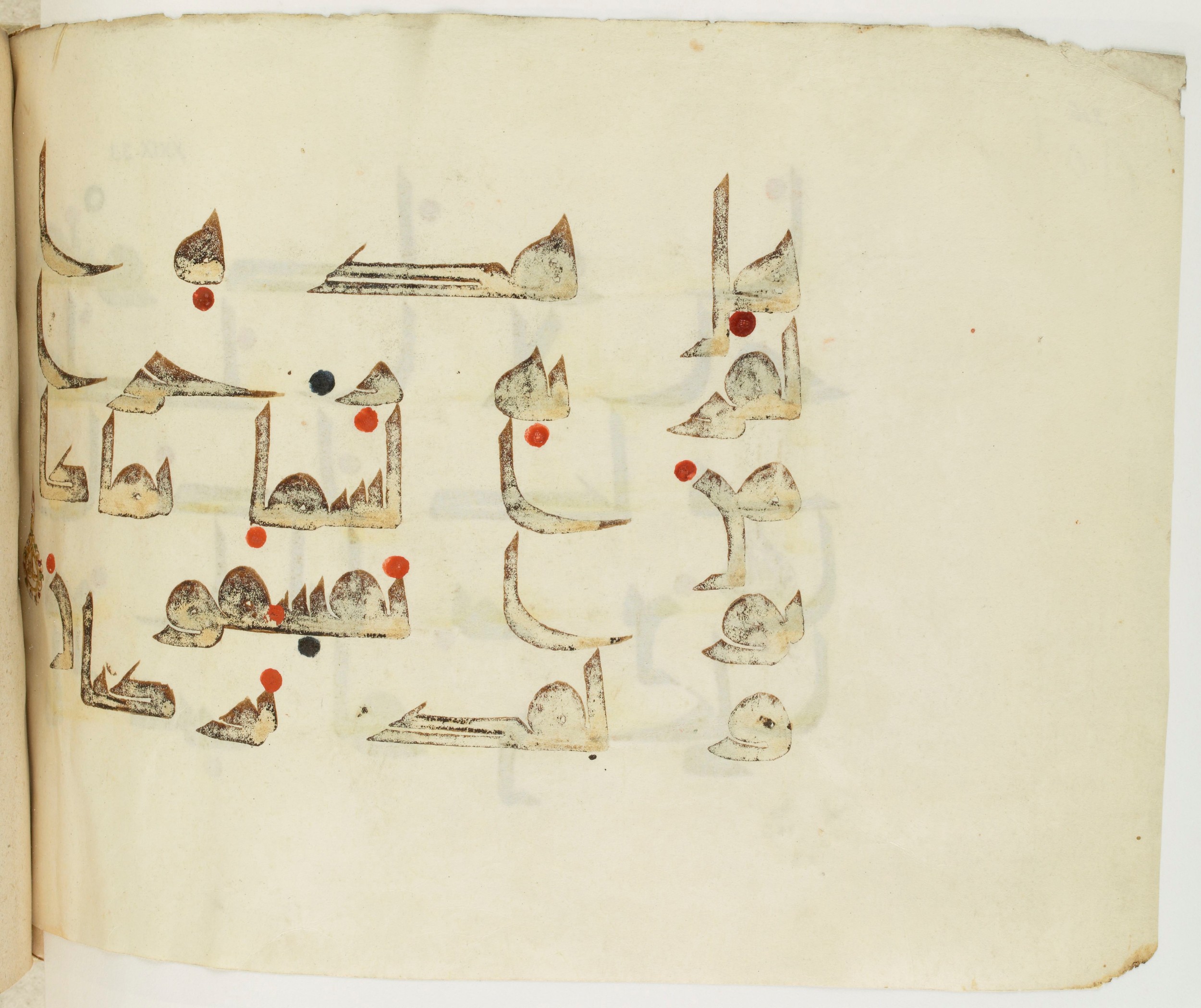 BNF Arabe 351 (Scan 1), in Kufic D.III script, showing Surah 29:35 from Mid 8th to Late 10th Century AD found in Mosque of ʿAmr b. al-ʿĀṣ in Fusṭāṭ (Old Cairo), Egypt, currently housed at Bibliothèque nationale de France, Paris