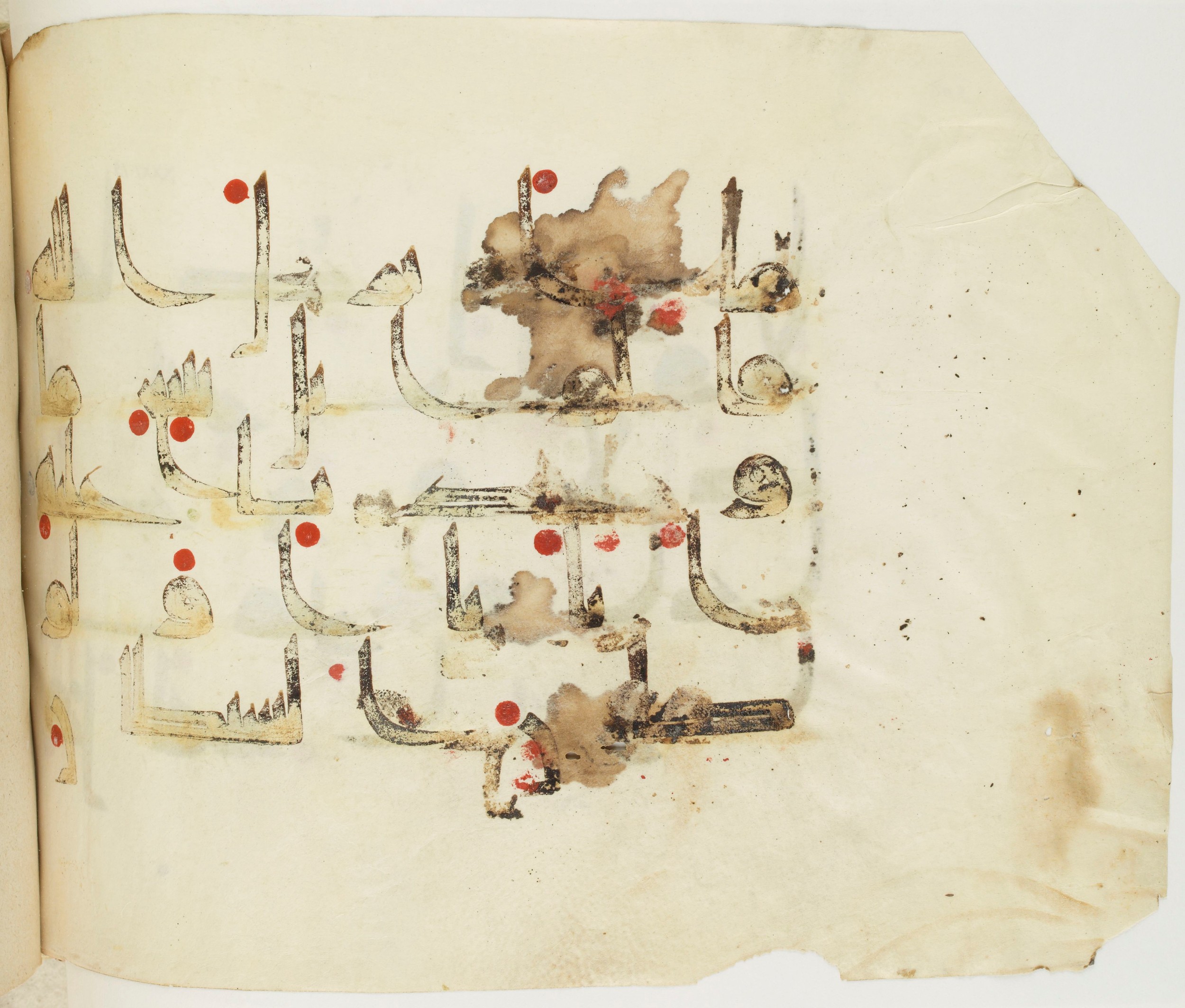 BNF Arabe 351 (Scan 2), in Kufic D.III script, showing Surah 31:21 from Mid 8th to Late 10th Century AD found in Mosque of ʿAmr b. al-ʿĀṣ in Fusṭāṭ (Old Cairo), Egypt, currently housed at Bibliothèque nationale de France, Paris
