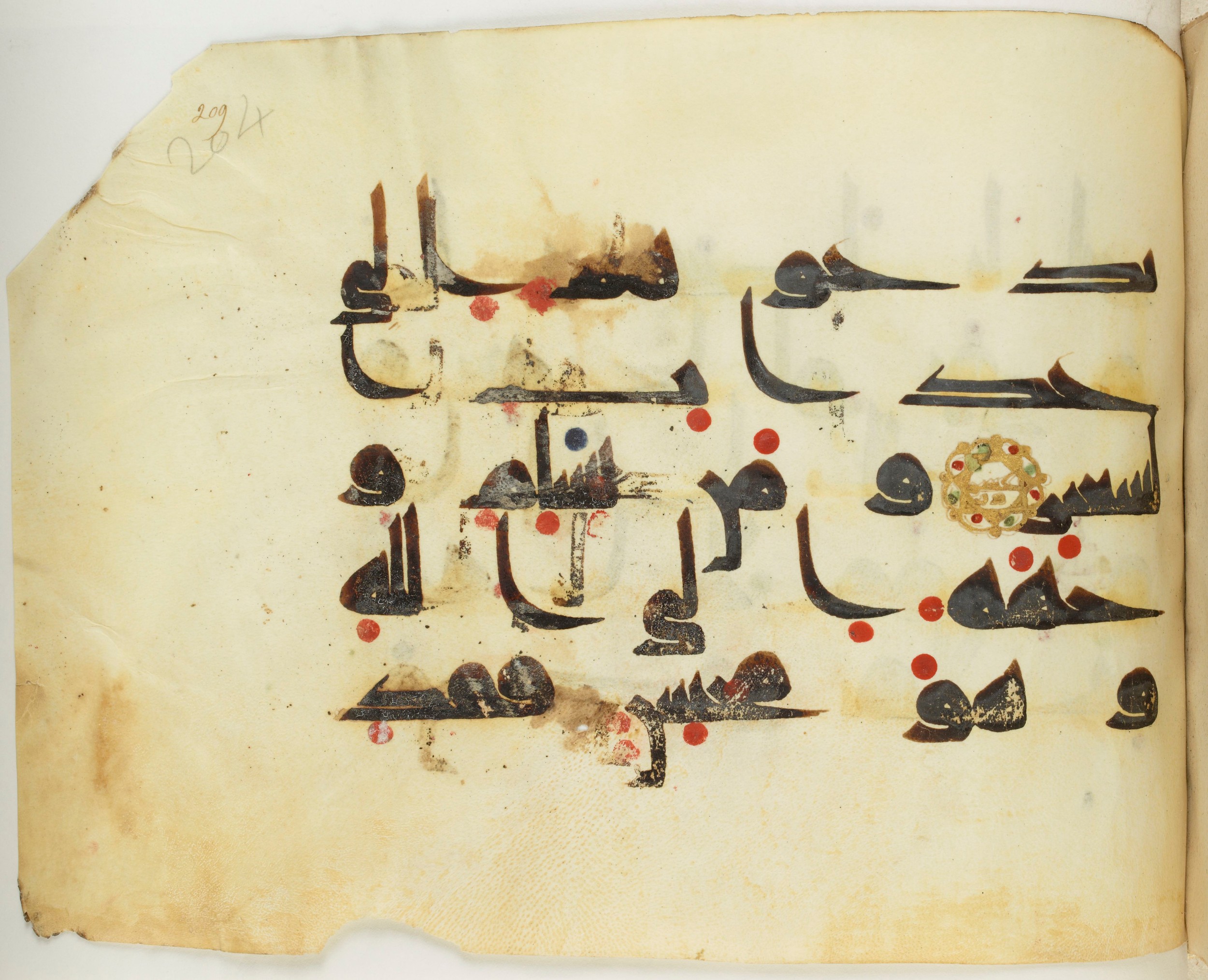 BNF Arabe 351 (Scan 3), in Kufic D.III script, showing Surah 31:21 from Mid 8th to Late 10th Century AD found in Mosque of ʿAmr b. al-ʿĀṣ in Fusṭāṭ (Old Cairo), Egypt, currently housed at Bibliothèque nationale de France, Paris