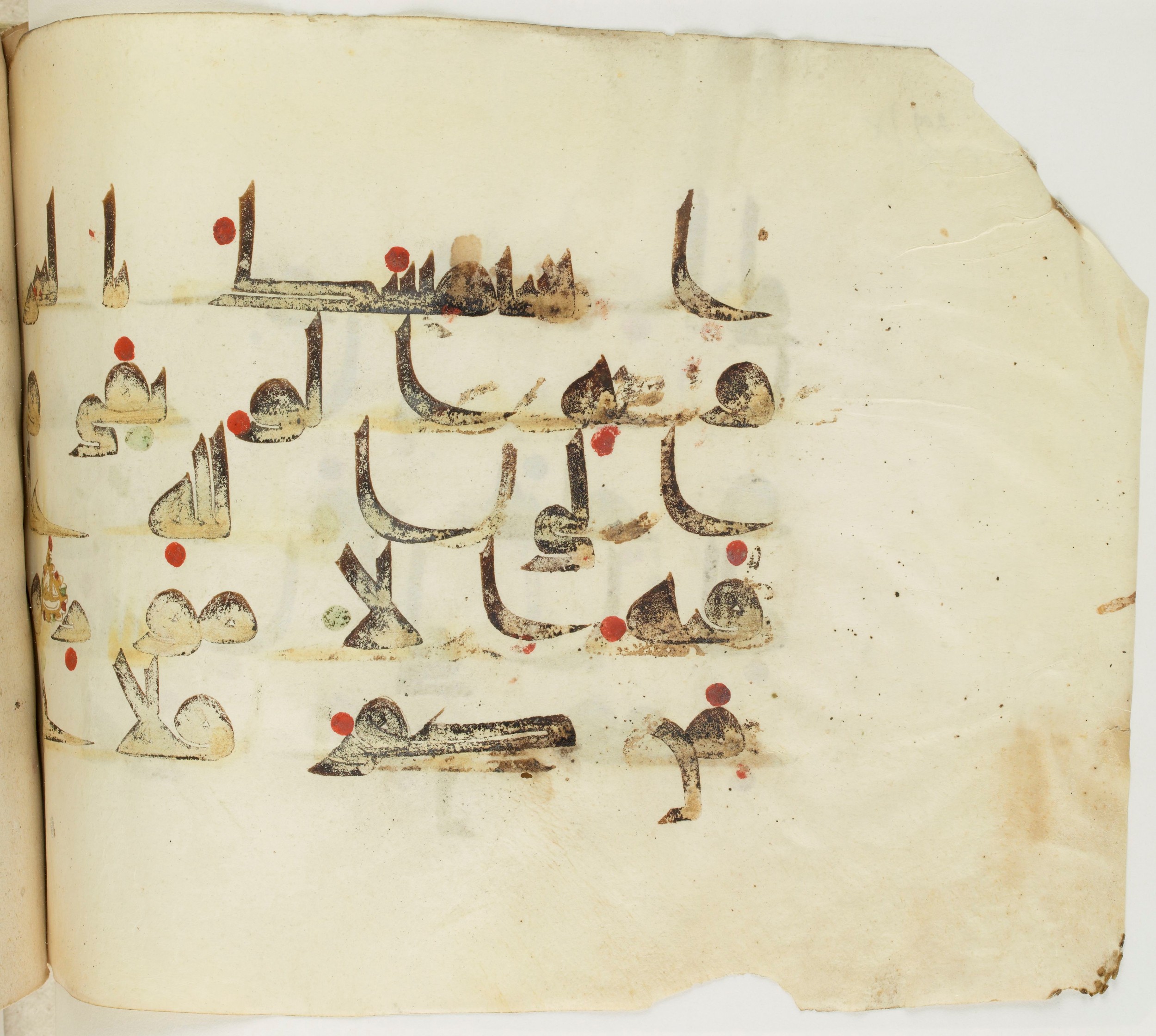 BNF Arabe 351 (Scan 2), in Kufic D.III script, showing Surah 31:22 from Mid 8th to Late 10th Century AD found in Mosque of ʿAmr b. al-ʿĀṣ in Fusṭāṭ (Old Cairo), Egypt, currently housed at Bibliothèque nationale de France, Paris