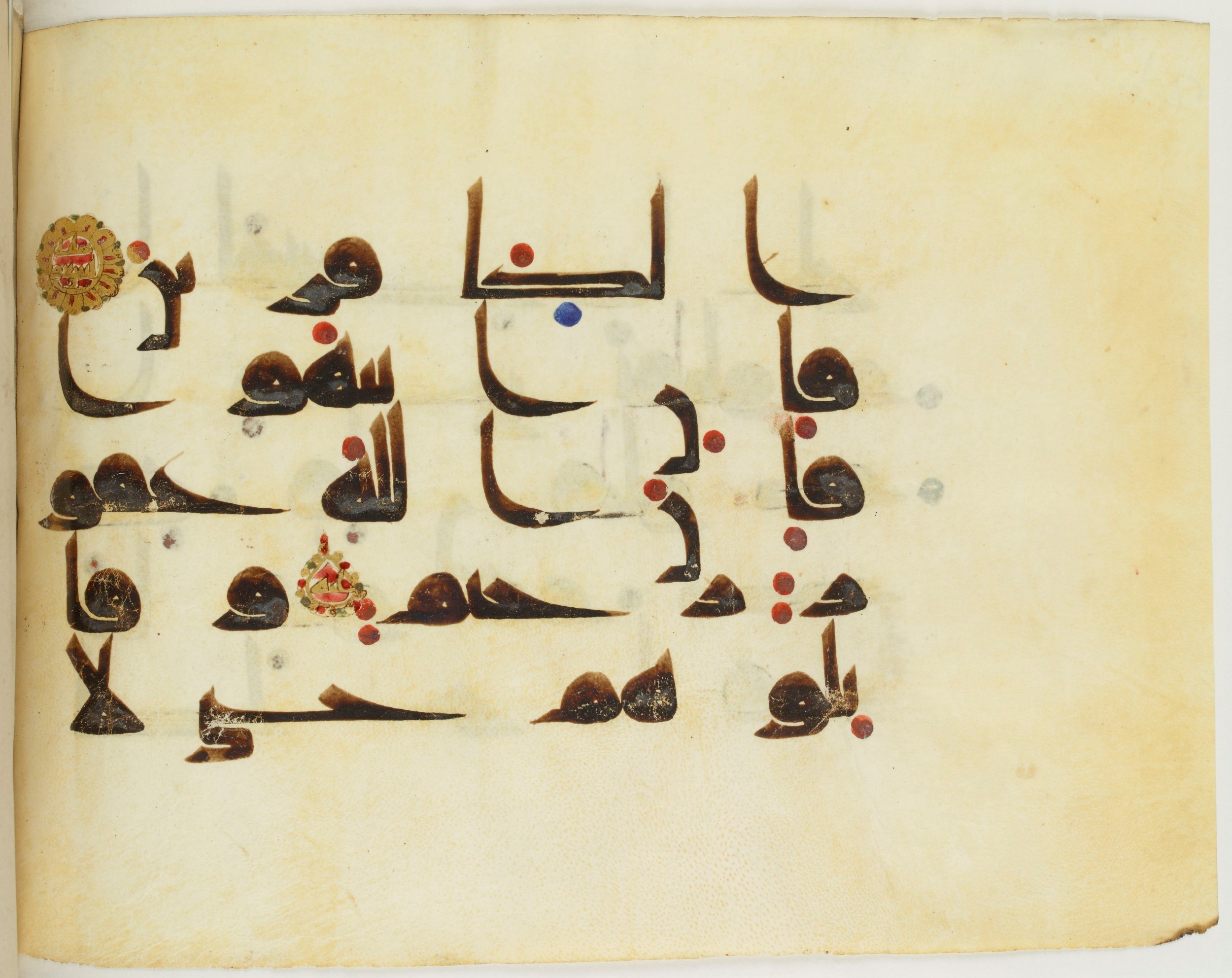 BNF Arabe 351, in Kufic D.III script, showing Surah 2:192 from Mid 8th to Late 10th Century AD found in Mosque of ʿAmr b. al-ʿĀṣ in Fusṭāṭ (Old Cairo), Egypt, currently housed at Bibliothèque nationale de France, Paris