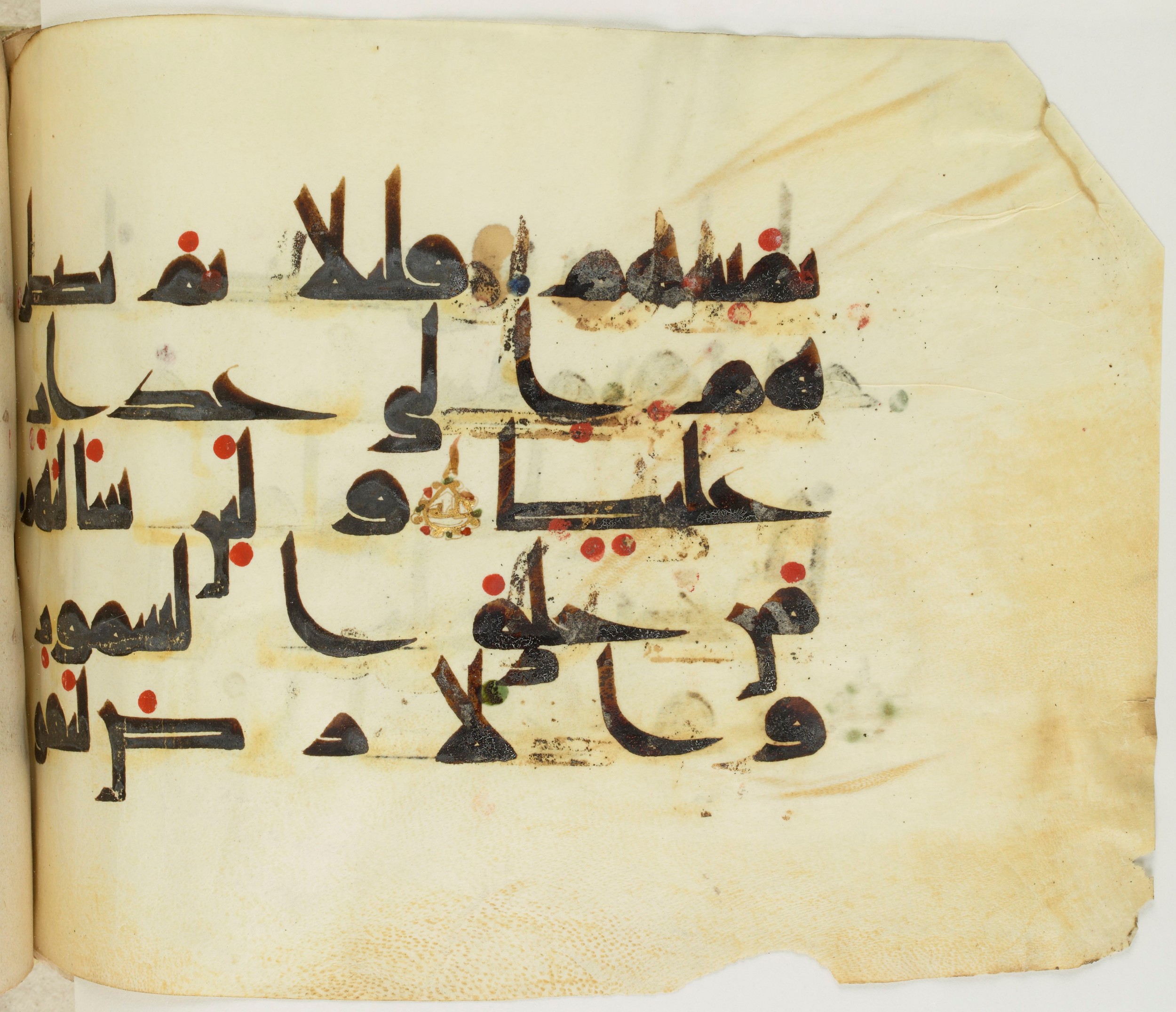 BNF Arabe 351 (Scan 1), in Kufic D.III script, showing Surah 31:25 from Mid 8th to Late 10th Century AD found in Mosque of ʿAmr b. al-ʿĀṣ in Fusṭāṭ (Old Cairo), Egypt, currently housed at Bibliothèque nationale de France, Paris