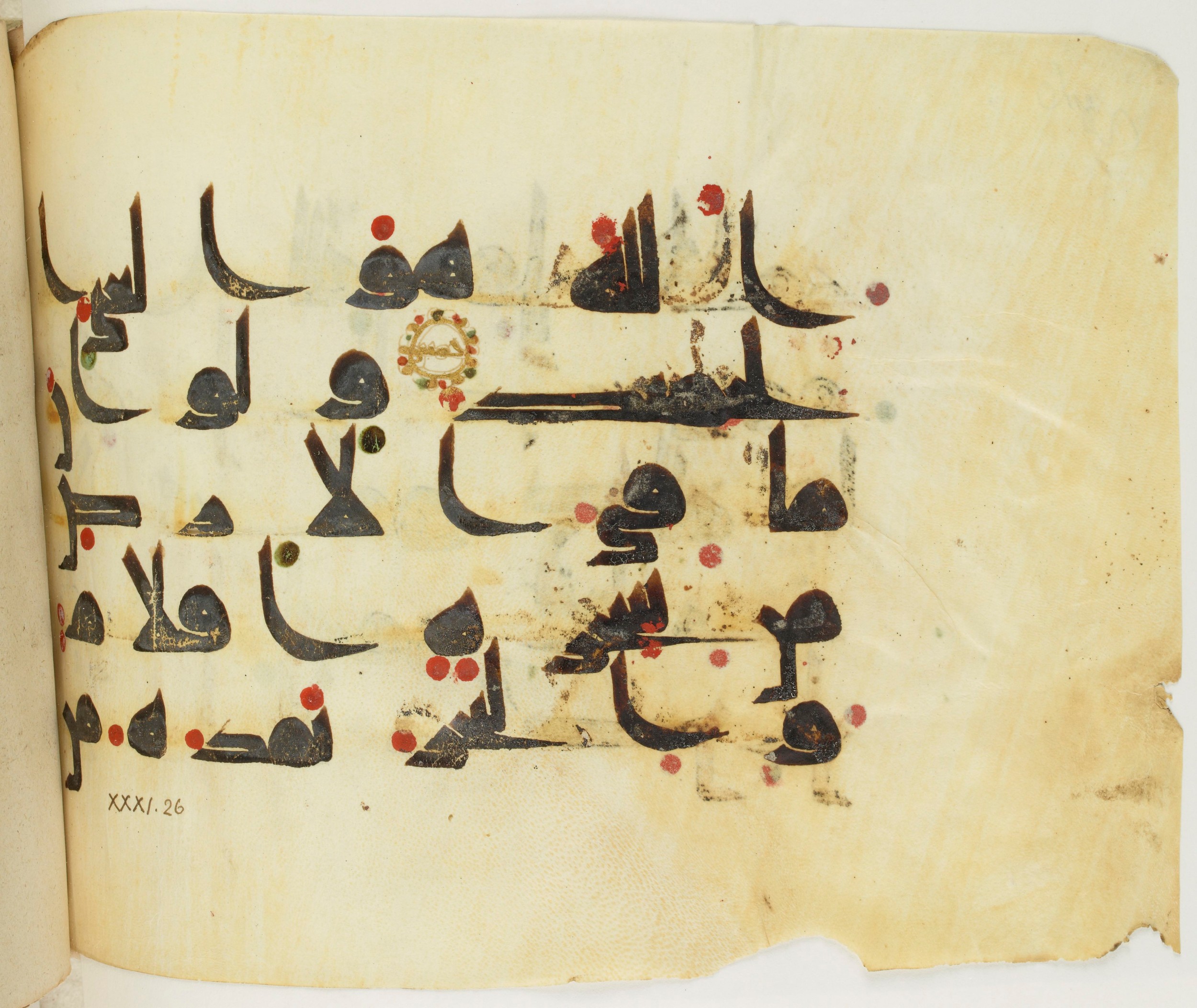BNF Arabe 351 (Scan 1), in Kufic D.III script, showing Surah 31:27 from Mid 8th to Late 10th Century AD found in Mosque of ʿAmr b. al-ʿĀṣ in Fusṭāṭ (Old Cairo), Egypt, currently housed at Bibliothèque nationale de France, Paris