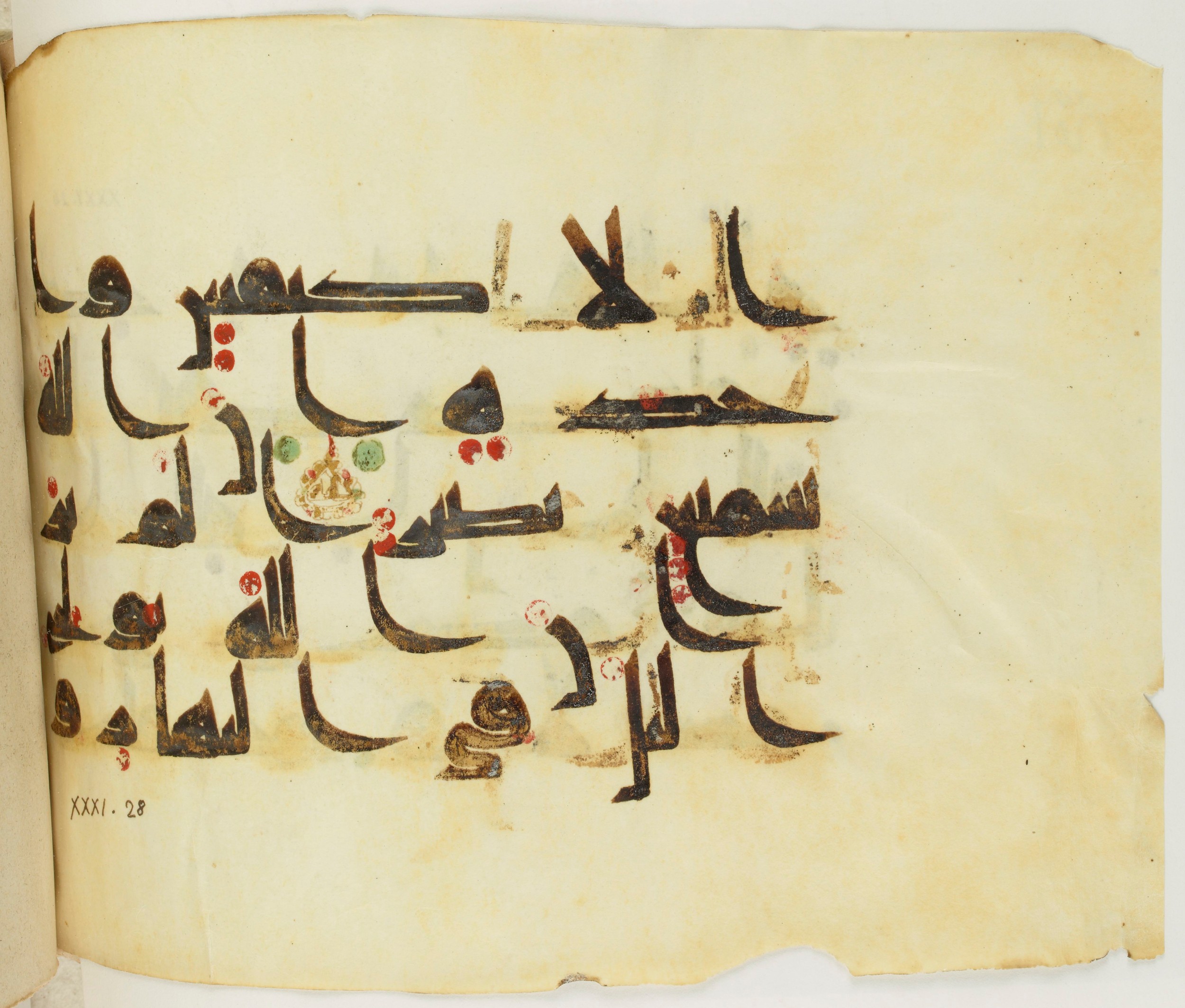 BNF Arabe 351 (Scan 2), in Kufic D.III script, showing Surah 31:28 from Mid 8th to Late 10th Century AD found in Mosque of ʿAmr b. al-ʿĀṣ in Fusṭāṭ (Old Cairo), Egypt, currently housed at Bibliothèque nationale de France, Paris
