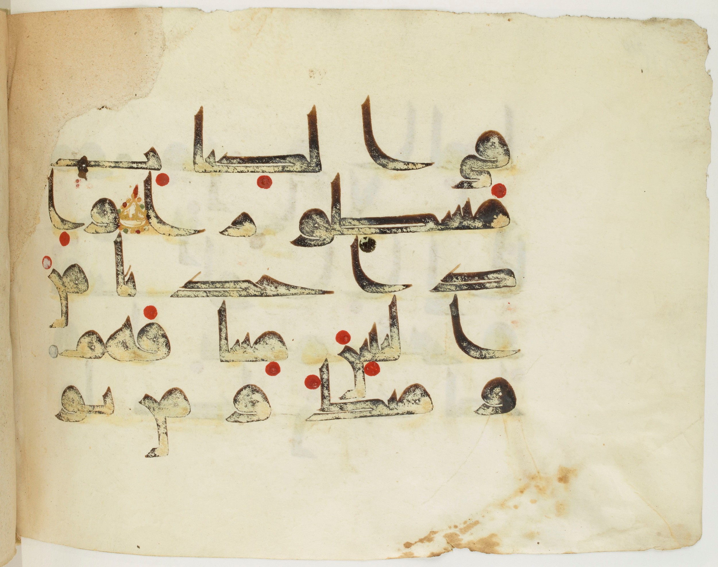 BNF Arabe 351 (Scan 1), in Kufic D.III script, showing Surah 33:7 from Mid 8th to Late 10th Century AD found in Mosque of ʿAmr b. al-ʿĀṣ in Fusṭāṭ (Old Cairo), Egypt, currently housed at Bibliothèque nationale de France, Paris