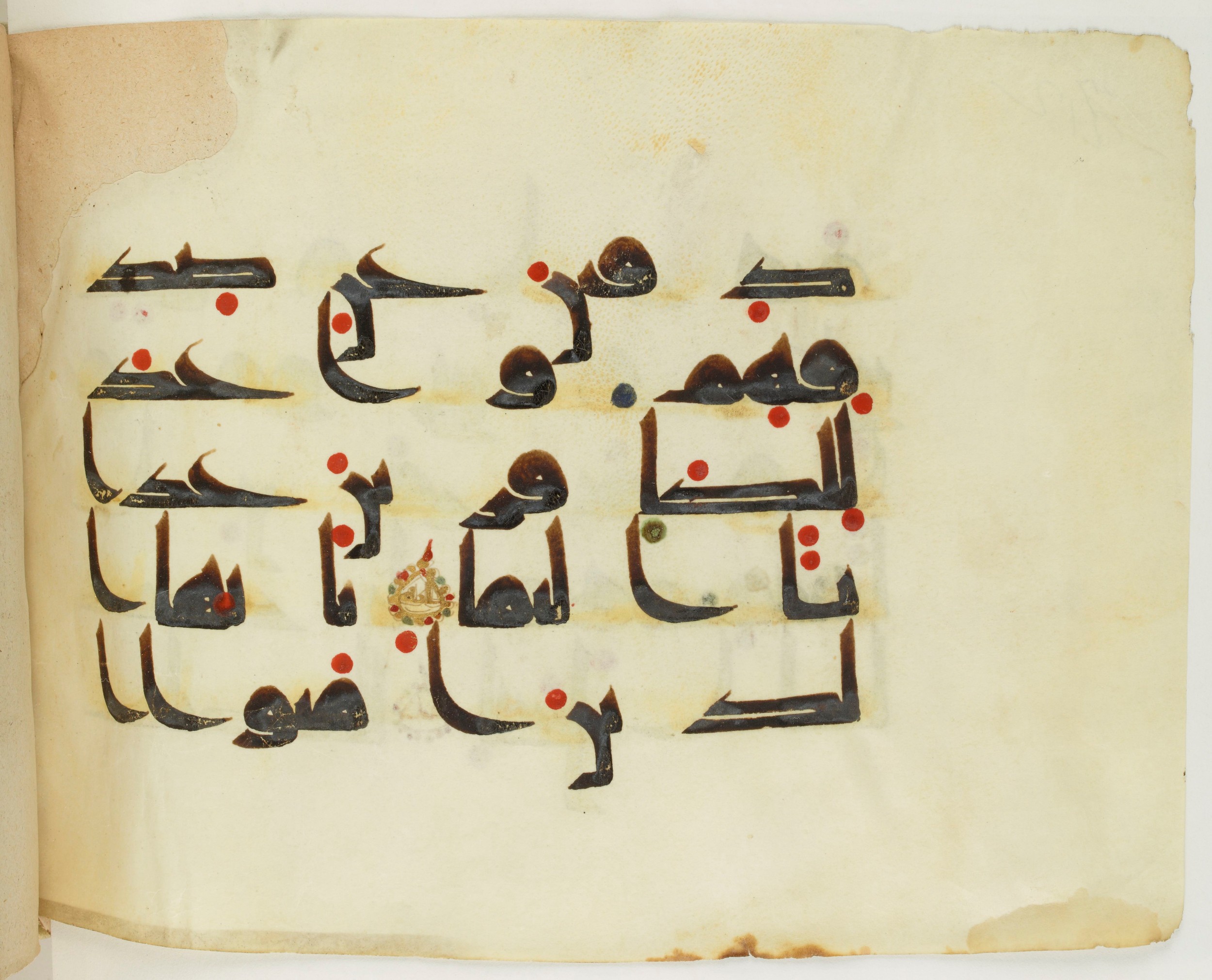 BNF Arabe 351 (Scan 2), in Kufic D.III script, showing Surah 33:8 from Mid 8th to Late 10th Century AD found in Mosque of ʿAmr b. al-ʿĀṣ in Fusṭāṭ (Old Cairo), Egypt, currently housed at Bibliothèque nationale de France, Paris