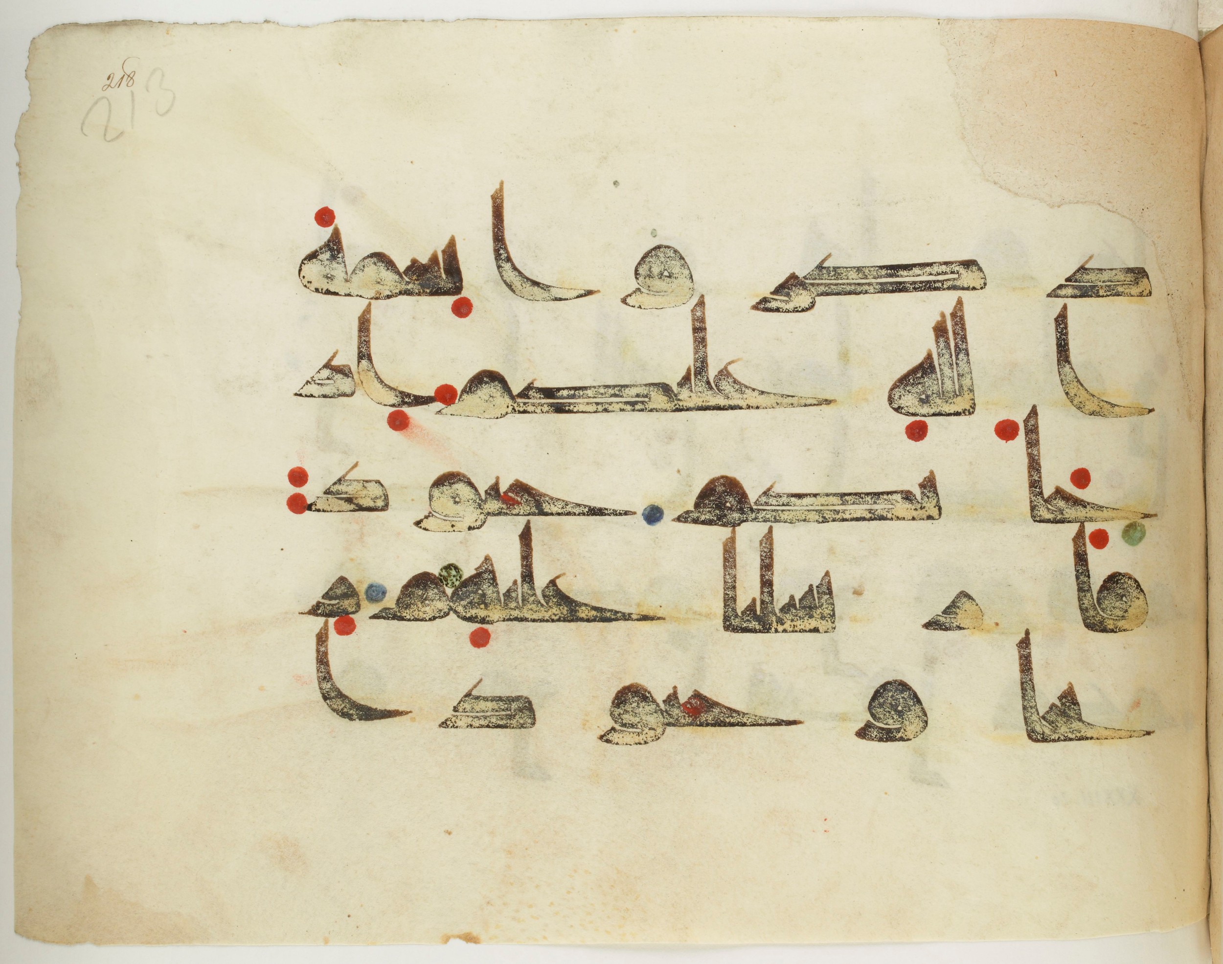 BNF Arabe 351 (Scan 2), in Kufic D.III script, showing Surah 33:9 from Mid 8th to Late 10th Century AD found in Mosque of ʿAmr b. al-ʿĀṣ in Fusṭāṭ (Old Cairo), Egypt, currently housed at Bibliothèque nationale de France, Paris