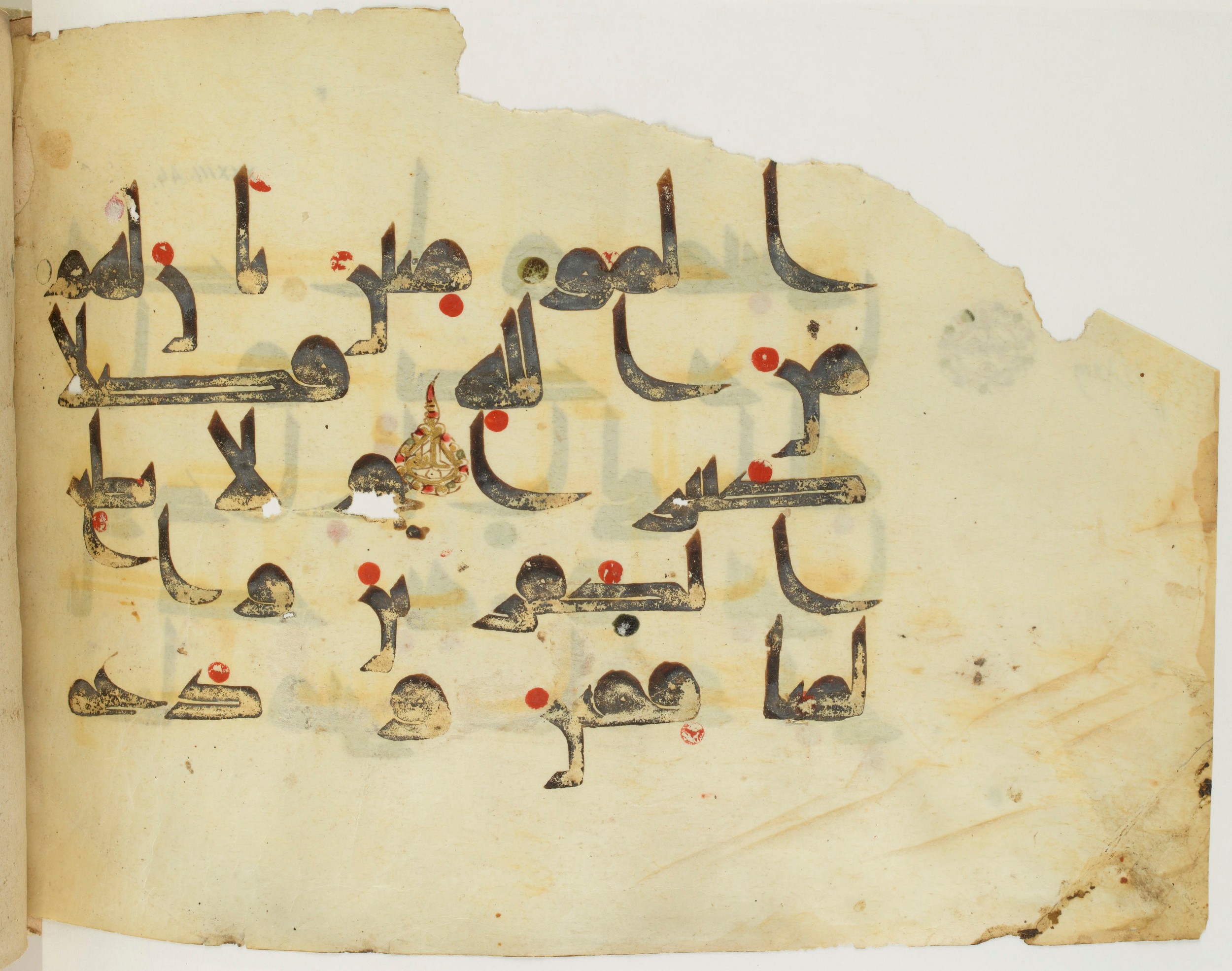 BNF Arabe 351 (Scan 1), in Kufic D.III script, showing Surah 33:48 from Mid 8th to Late 10th Century AD found in Mosque of ʿAmr b. al-ʿĀṣ in Fusṭāṭ (Old Cairo), Egypt, currently housed at Bibliothèque nationale de France, Paris