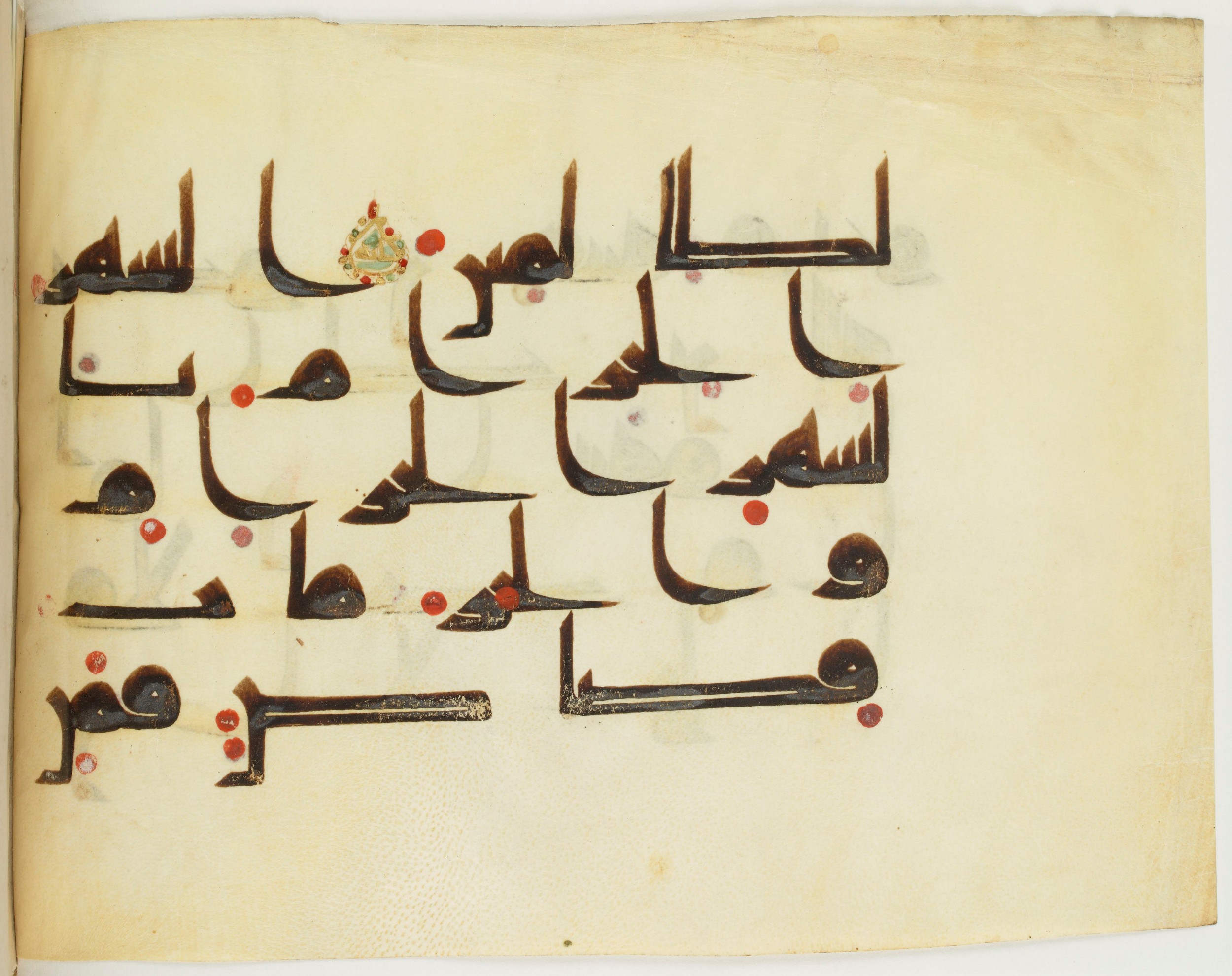 BNF Arabe 351 (Scan 1), in Kufic D.III script, showing Surah 2:194 from Mid 8th to Late 10th Century AD found in Mosque of ʿAmr b. al-ʿĀṣ in Fusṭāṭ (Old Cairo), Egypt, currently housed at Bibliothèque nationale de France, Paris
