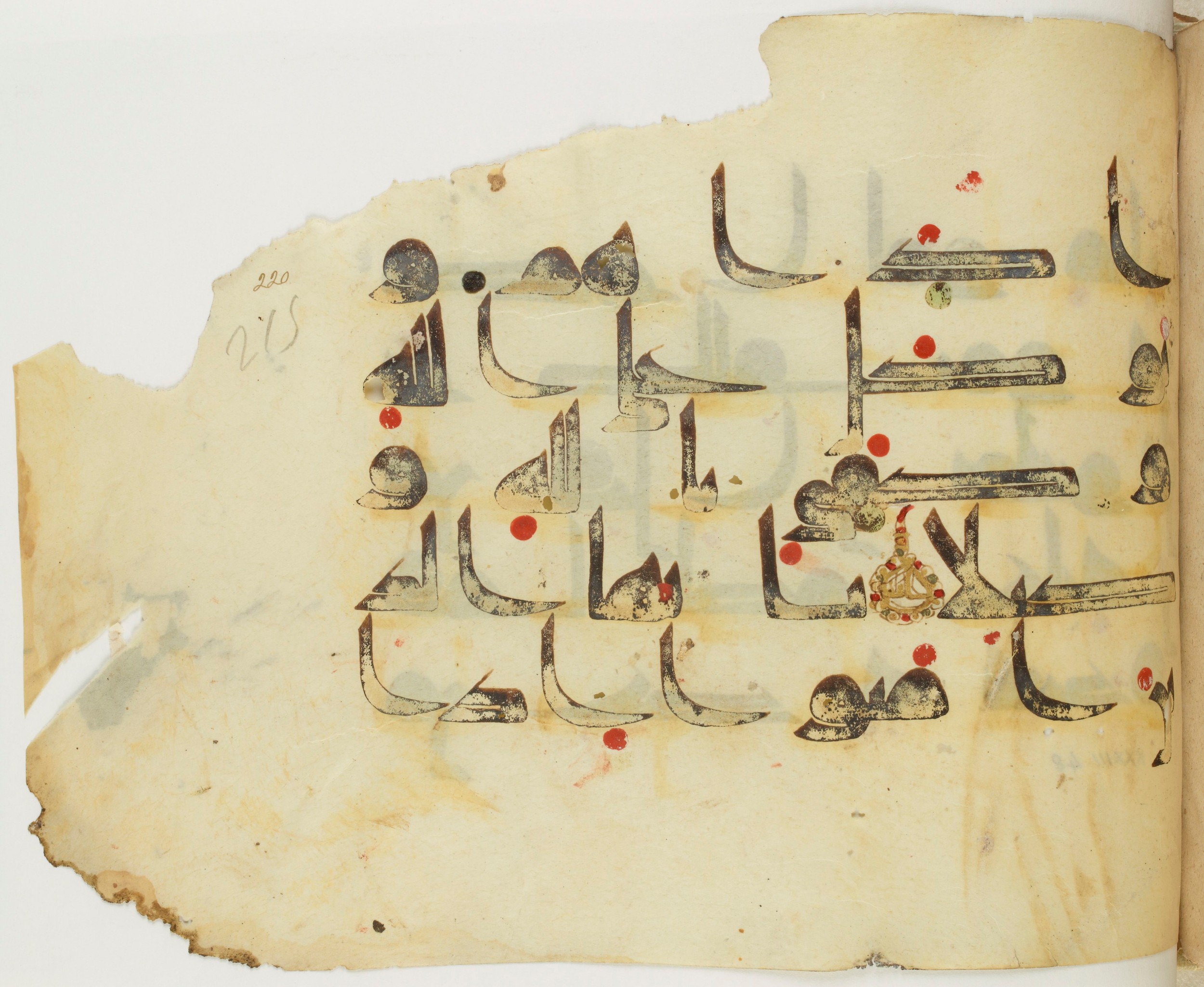 BNF Arabe 351 (Scan 1), in Kufic D.III script, showing Surah 33:49 from Mid 8th to Late 10th Century AD found in Mosque of ʿAmr b. al-ʿĀṣ in Fusṭāṭ (Old Cairo), Egypt, currently housed at Bibliothèque nationale de France, Paris