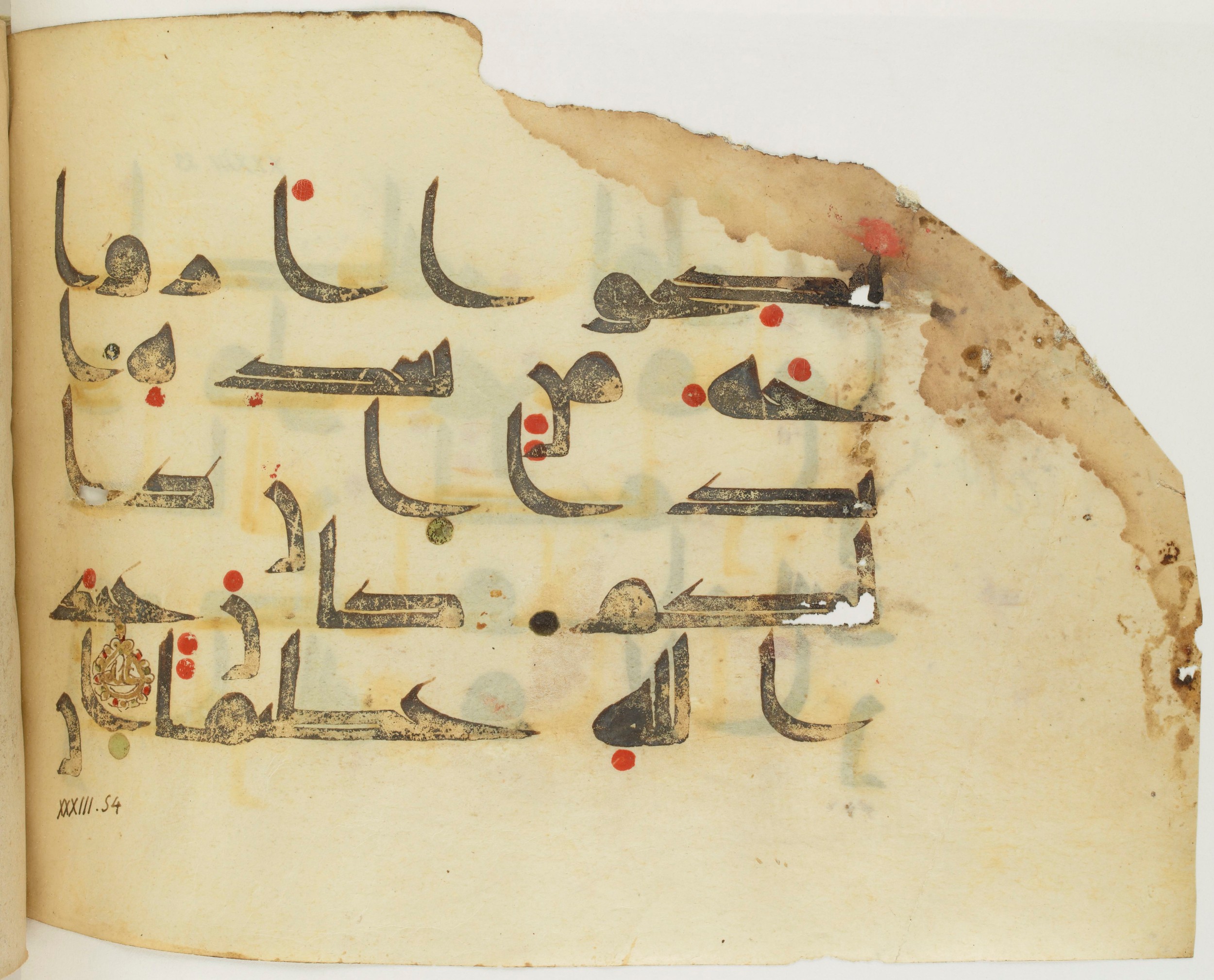 BNF Arabe 351 (Scan 1), in Kufic D.III script, showing Surah 33:54 from Mid 8th to Late 10th Century AD found in Mosque of ʿAmr b. al-ʿĀṣ in Fusṭāṭ (Old Cairo), Egypt, currently housed at Bibliothèque nationale de France, Paris